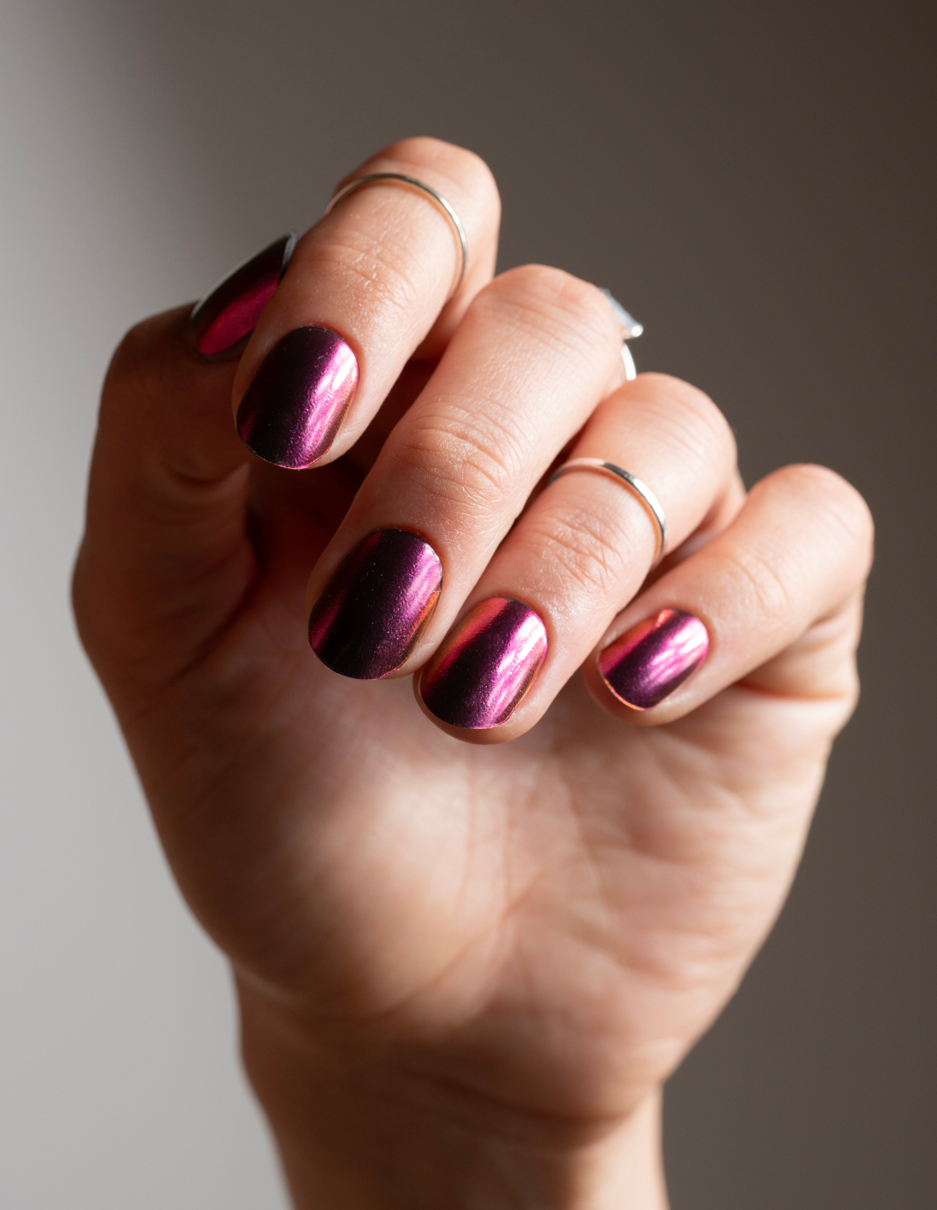 miss-sophie-s-berry-chrome-uv-uv-gel-nagelfolien-mit-beeren-lila-chrom-effekt image 2