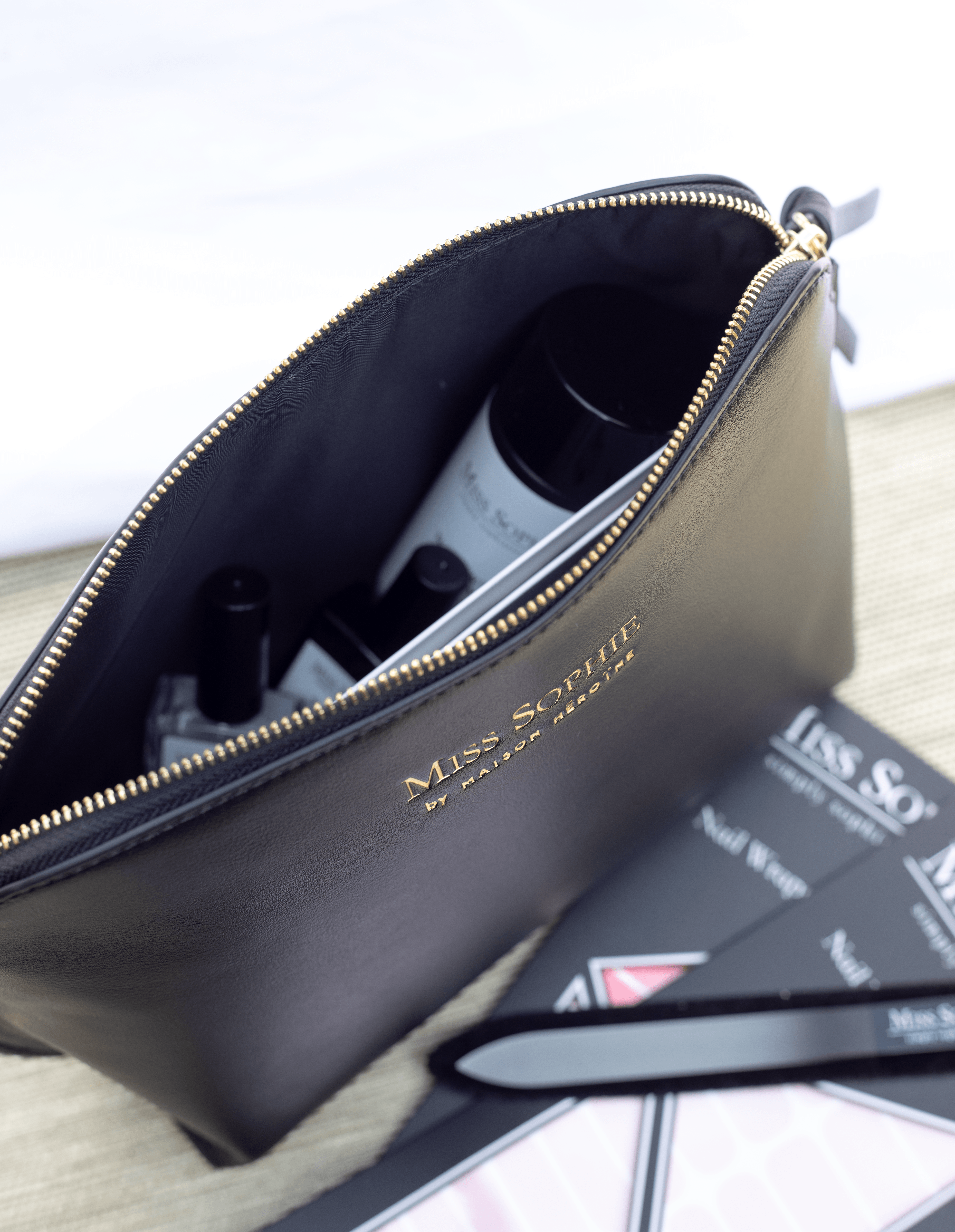 miss-sophie-x-maison-h-ro-ne-beauty-bag-vegane-kulturtasche-aus-recyceltem-kunst image 2