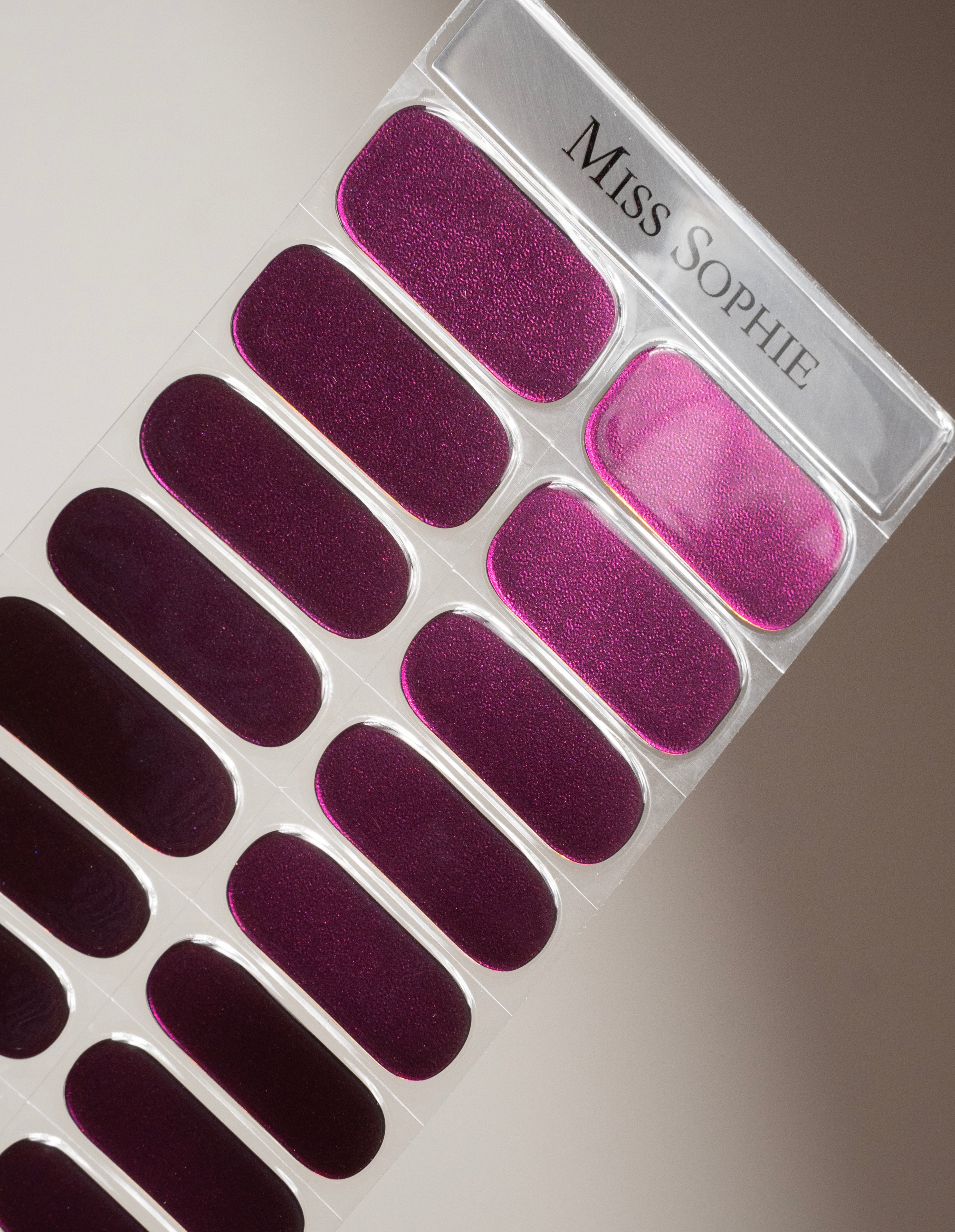 miss-sophie-s-berry-chrome-uv-uv-gel-nagelfolien-mit-beeren-lila-chrom-effekt image 4