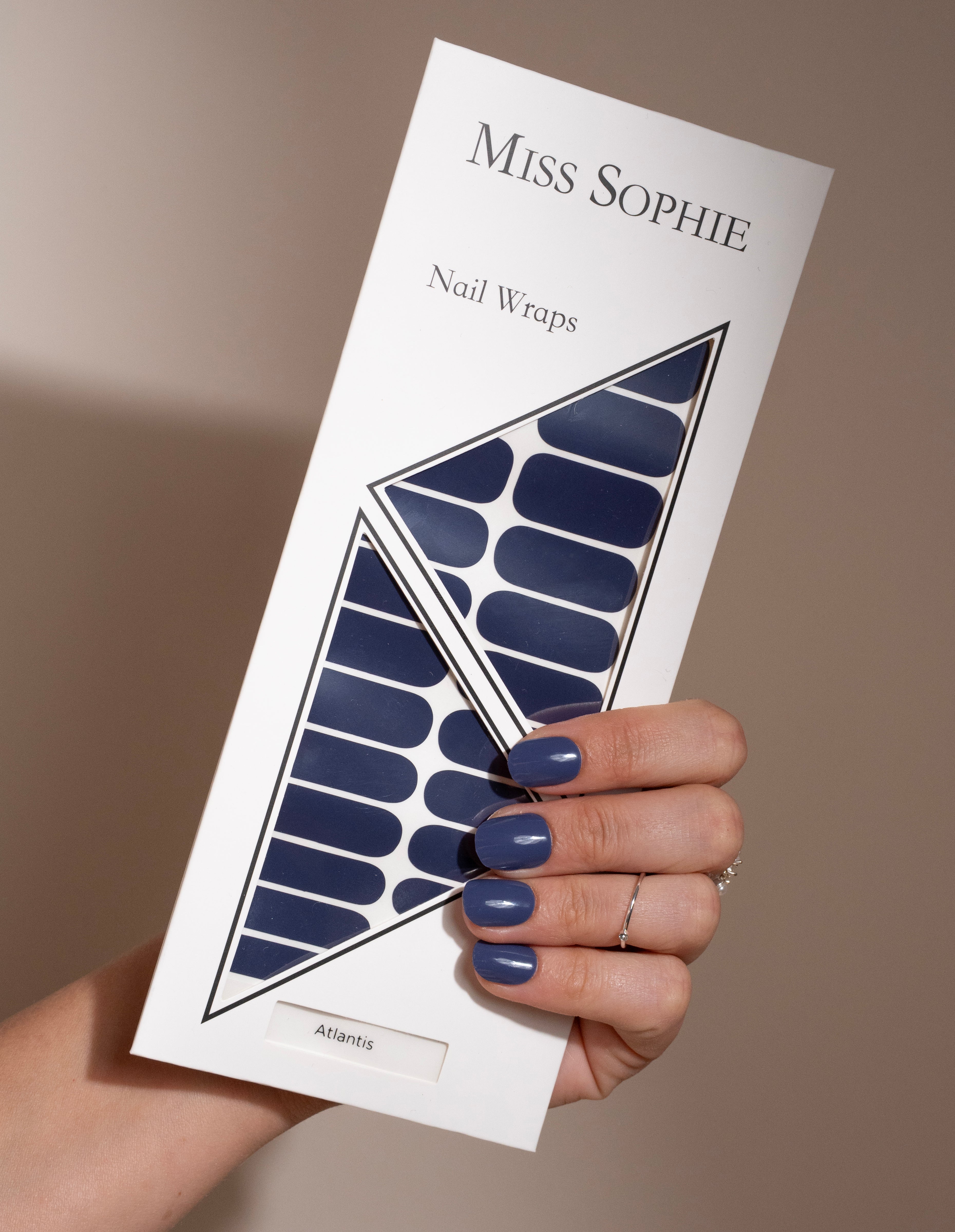 miss-sophie-s-atlantis-nagelfolien-in-tiefem-dunkelblau-autumn-eclipse-kollektio image 4