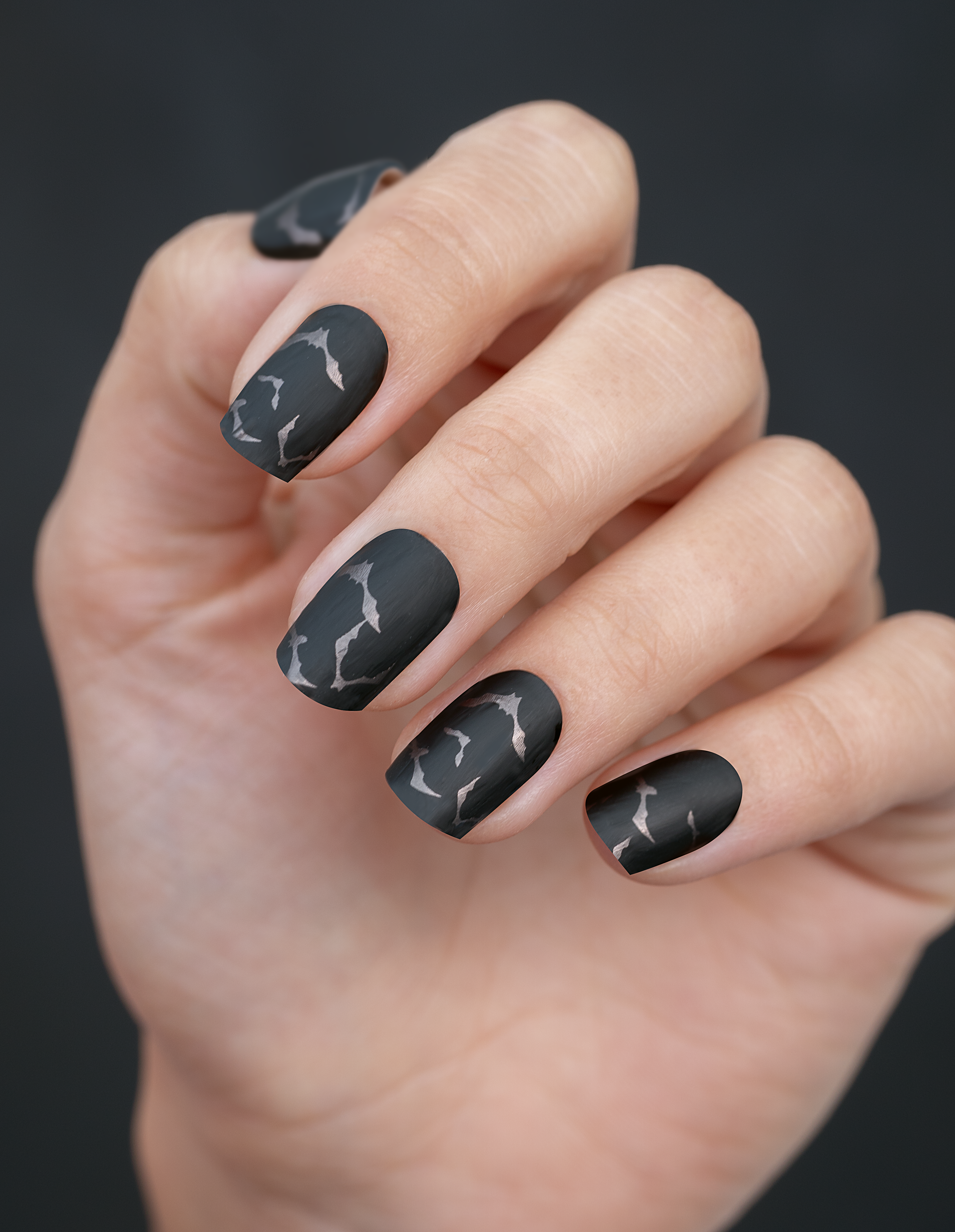 miss-sophie-s-black-bats-uv-uv-gel-nagelfolien-mit-dunklem-halloween-design image 3