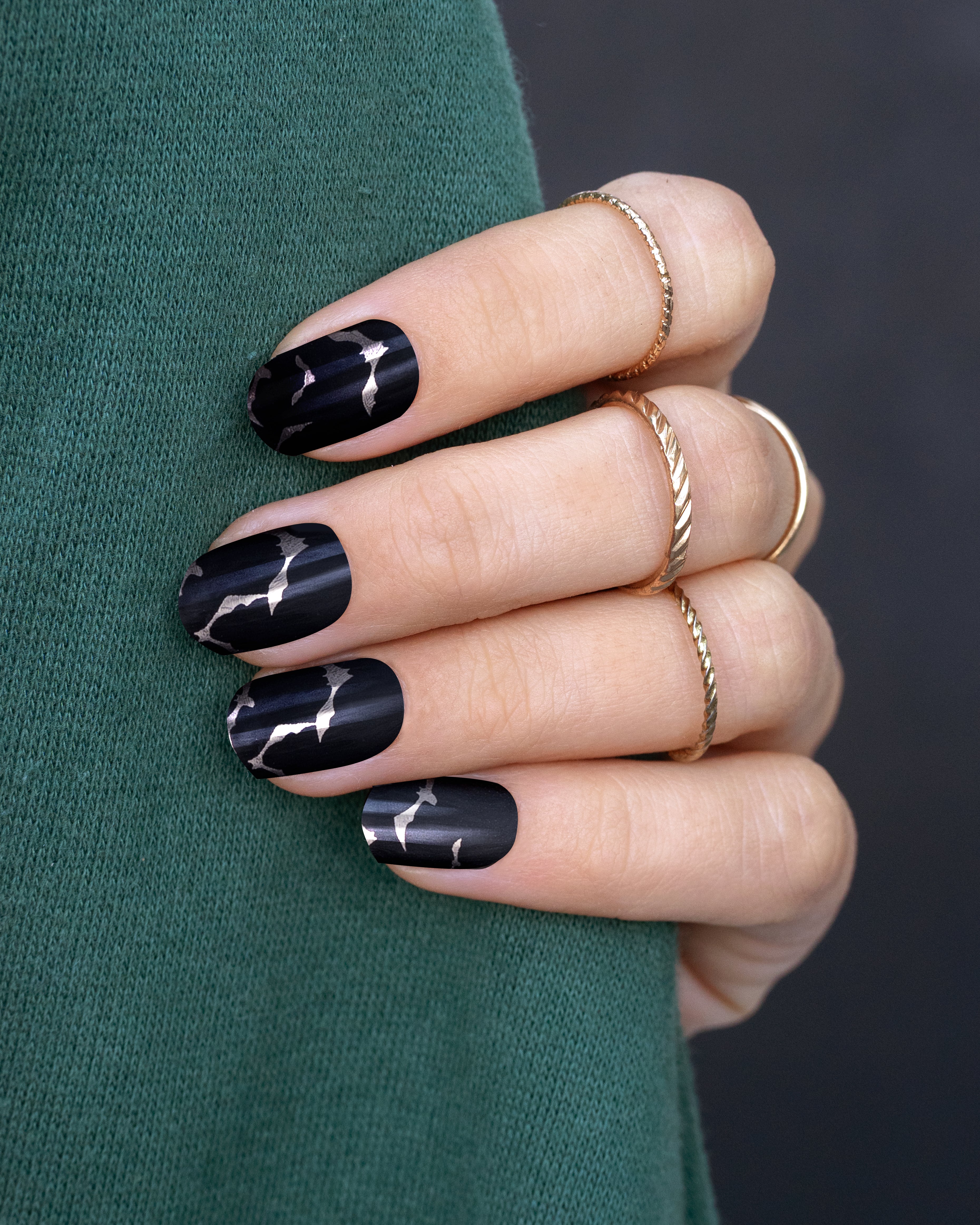 miss-sophie-s-black-bats-uv-uv-gel-nagelfolien-mit-dunklem-halloween-design image 4