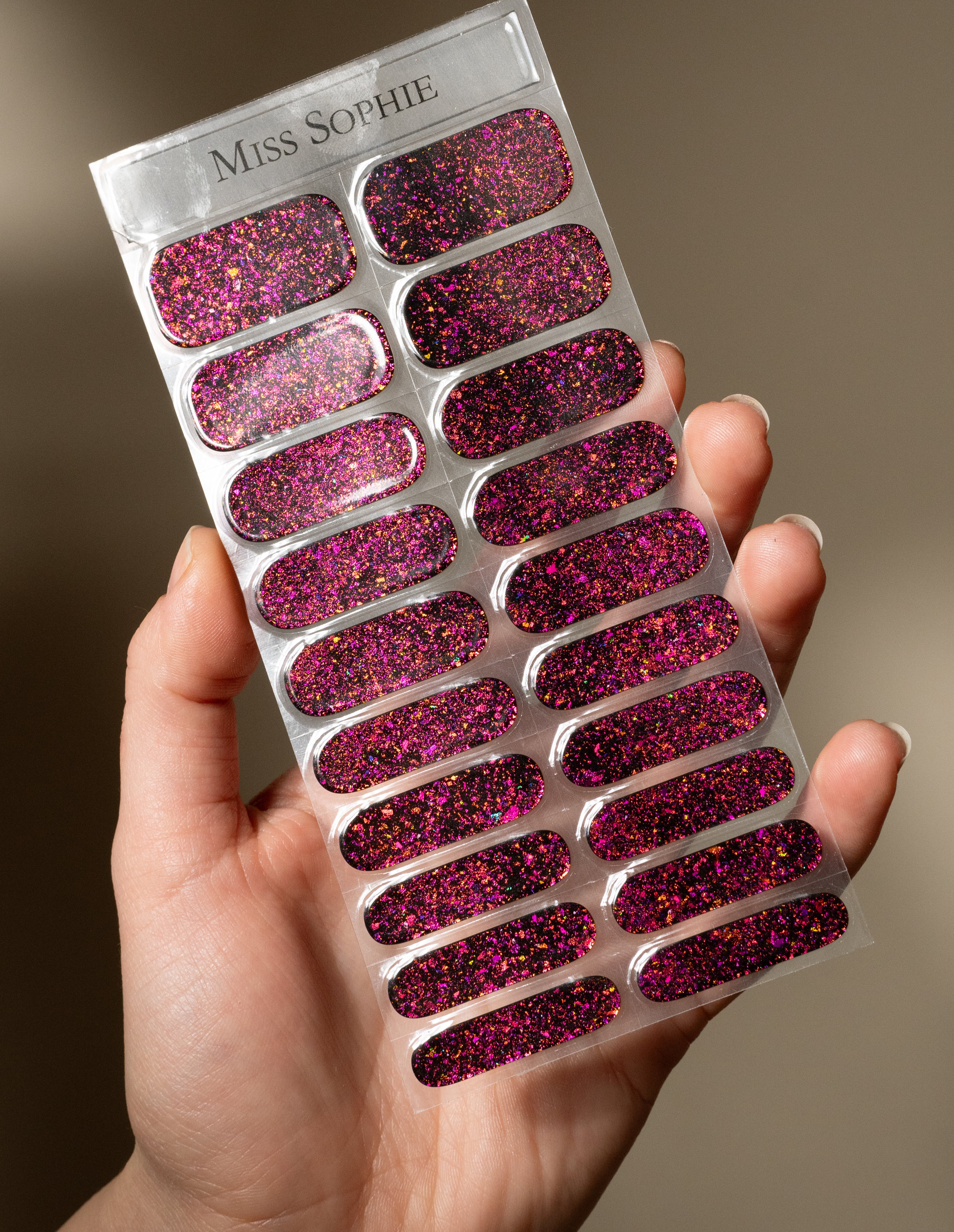 miss-sophie-s-black-fire-uv-nagel-wraps-schwarz-rote-uv-gel-wraps-mit-feuereffek image 3