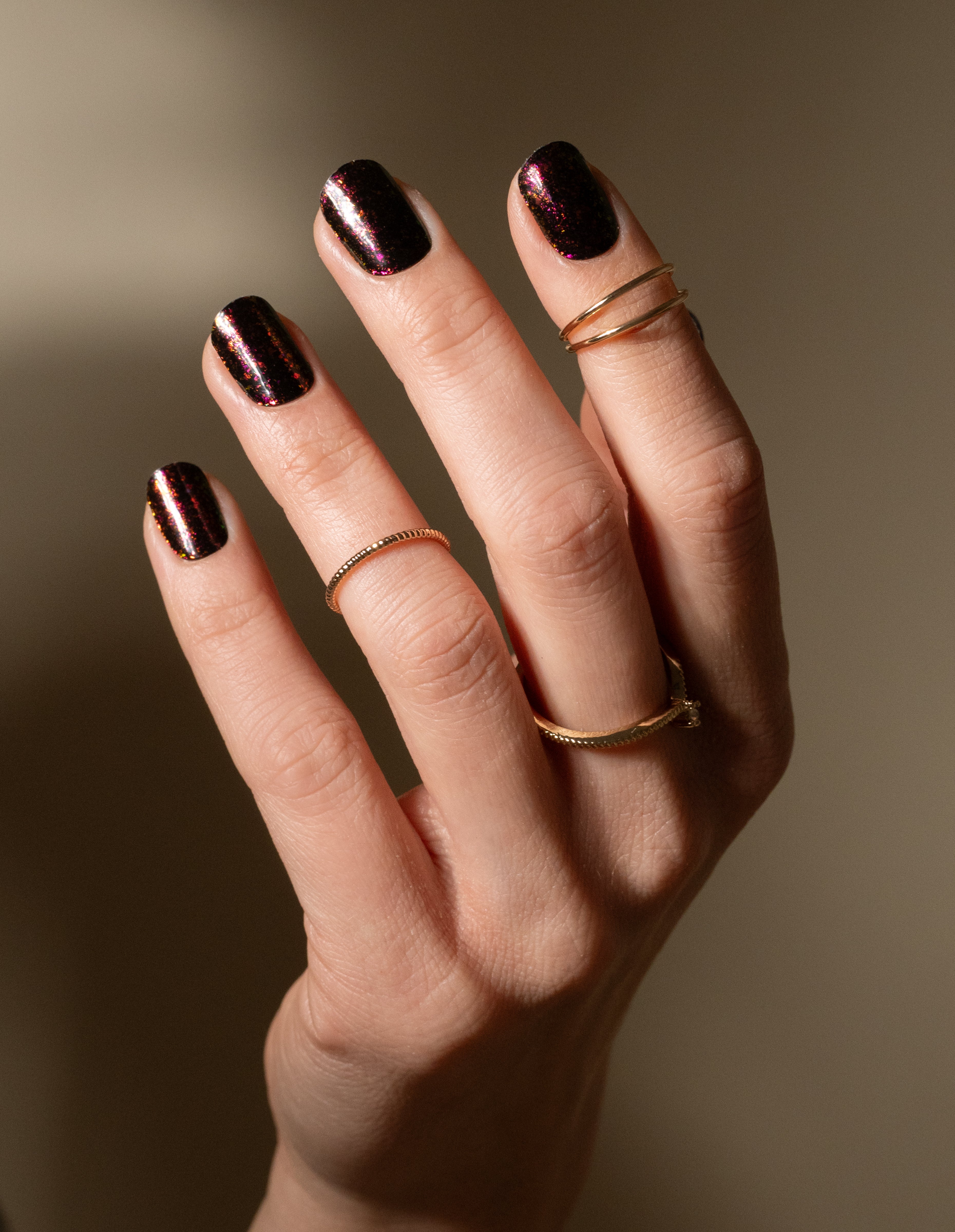 miss-sophie-s-black-fire-uv-nagel-wraps-schwarz-rote-uv-gel-wraps-mit-feuereffek image 2