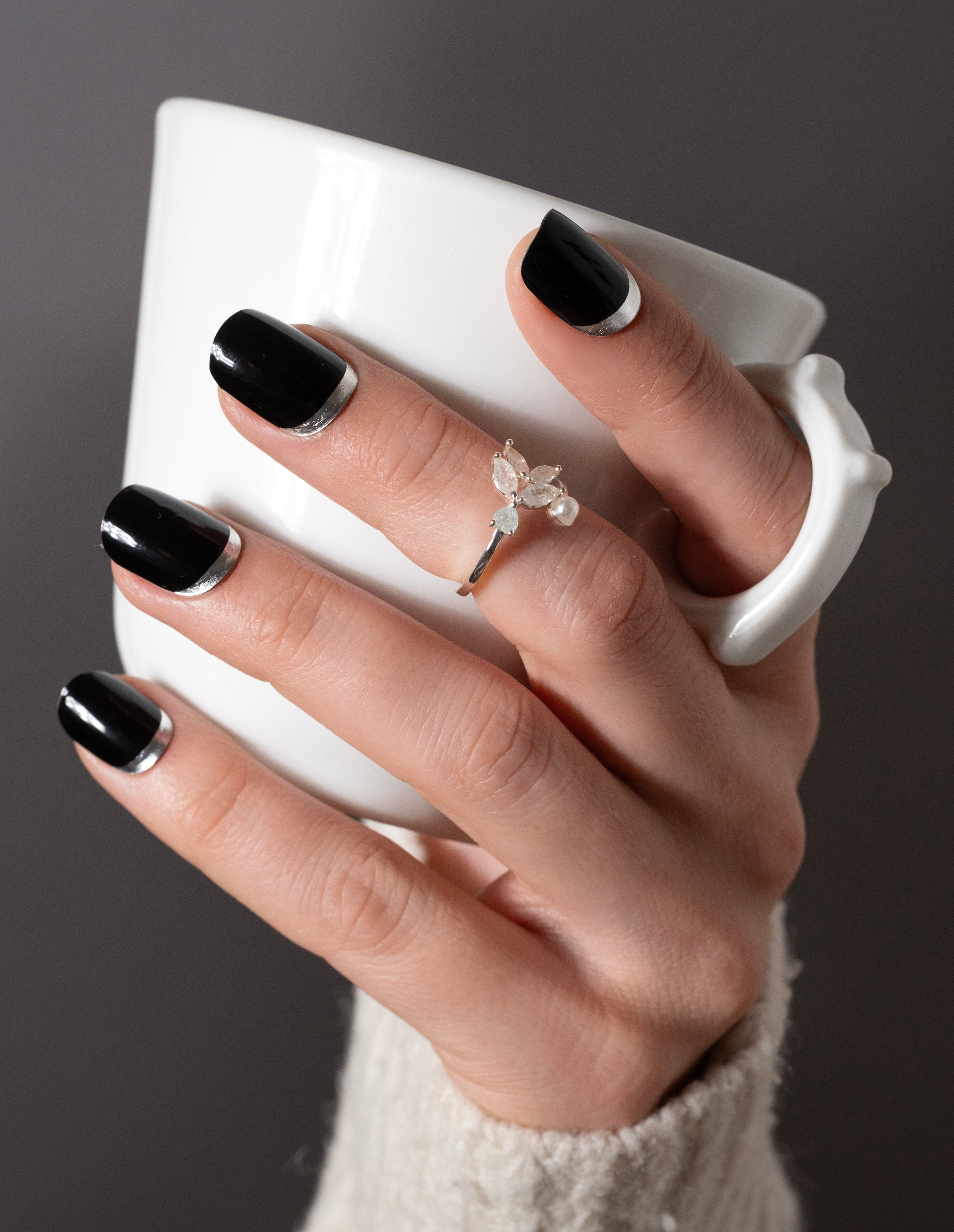 miss-sophie-s-black-winter-uv-tiefschwarz-mit-silber-untert-nen-uv-nagelfolien-l image 2