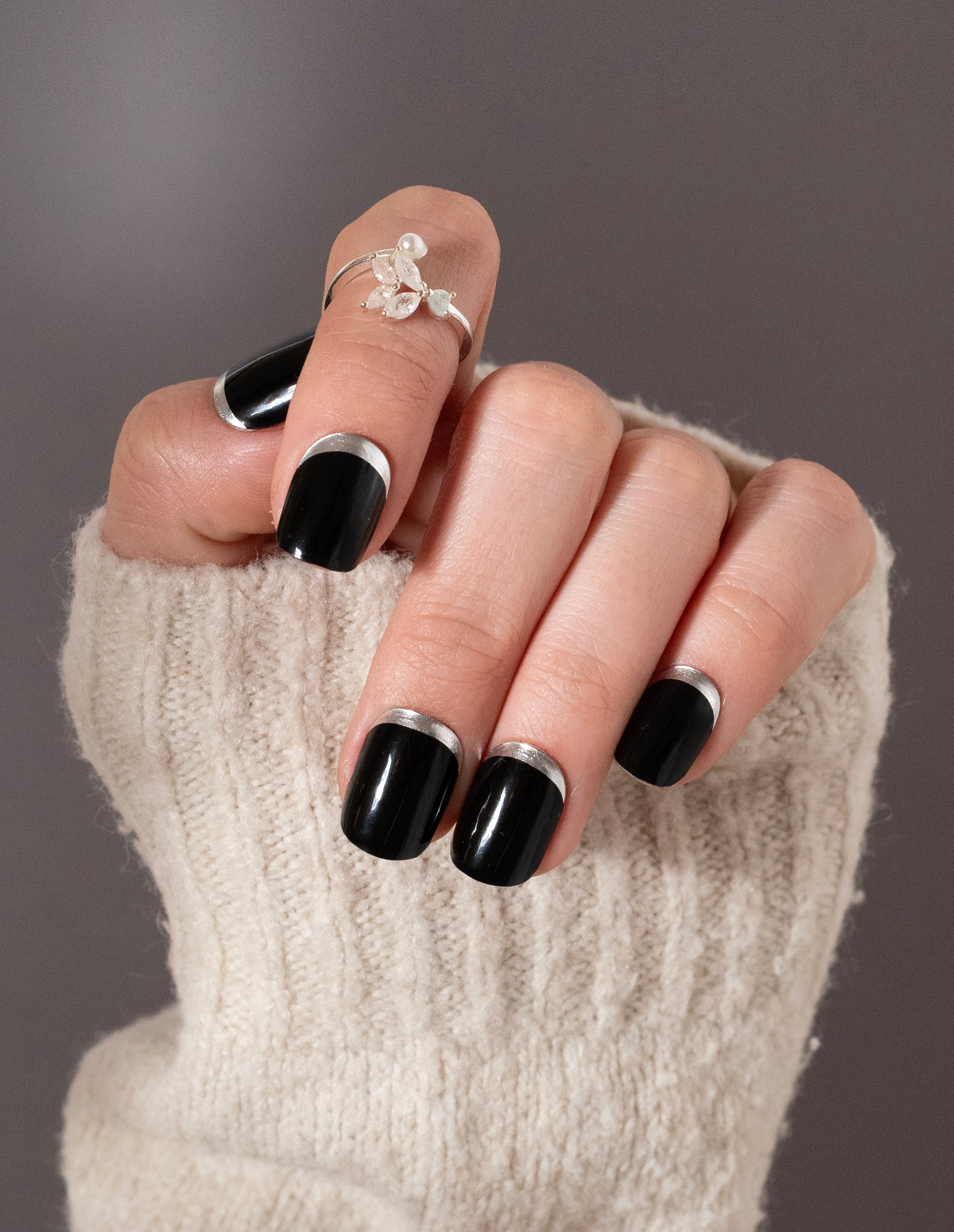 miss-sophie-s-black-winter-uv-tiefschwarz-mit-silber-untert-nen-uv-nagelfolien-l image 3