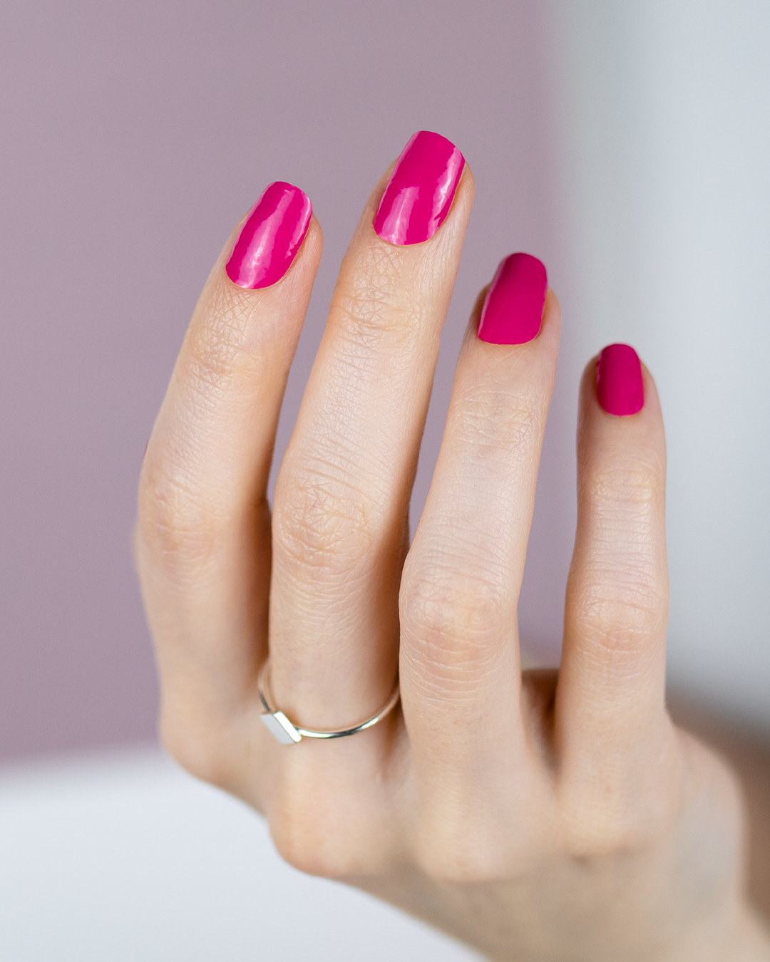 miss-sophie-s-cranberry-uv-uv-gel-nagelfolien-in-tiefem-cranberry-rot-24-folien- image 3