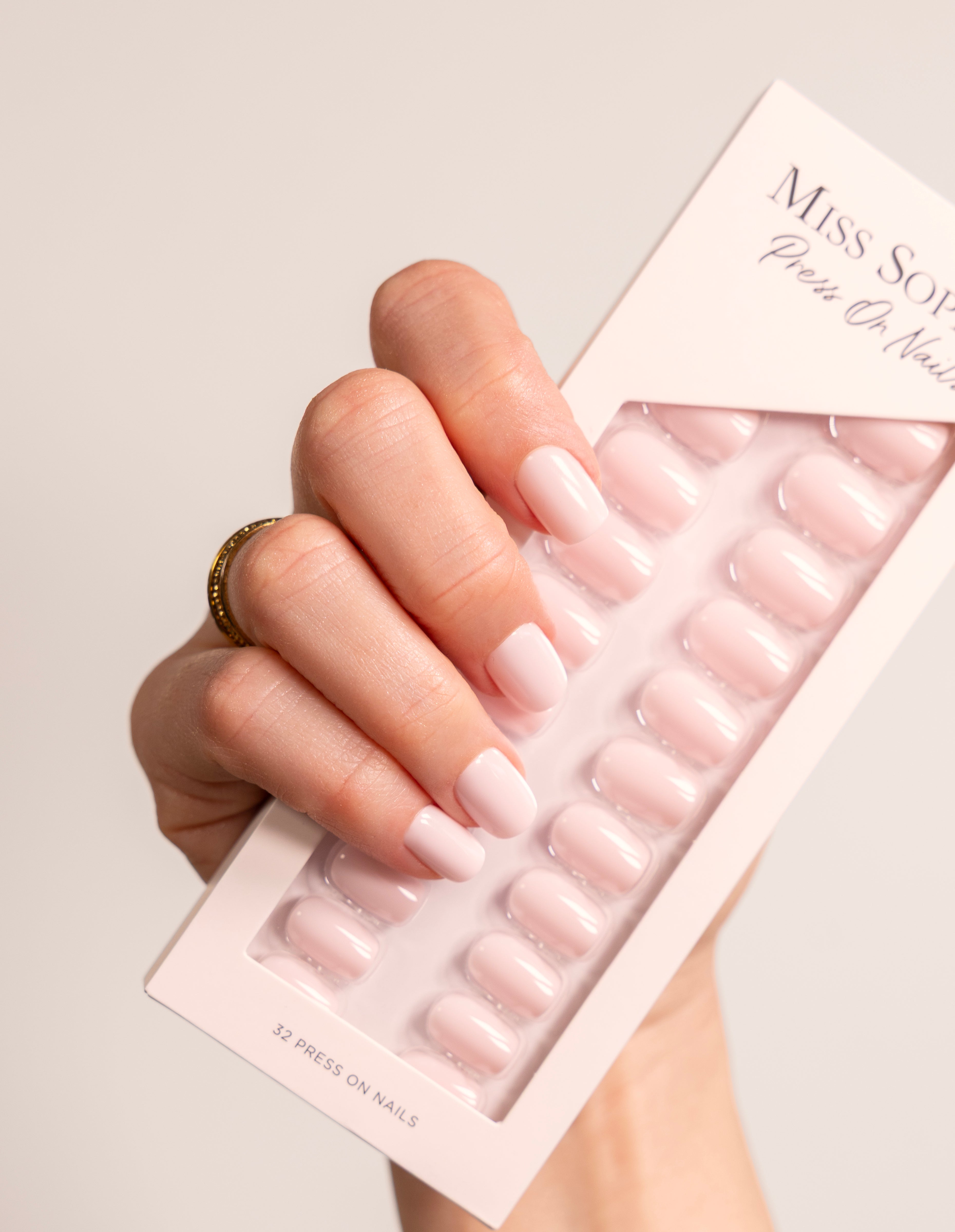 miss-sophie-s-ever-nude-press-on-nails-short-square-press-on-n-gel-in-klassische image 3