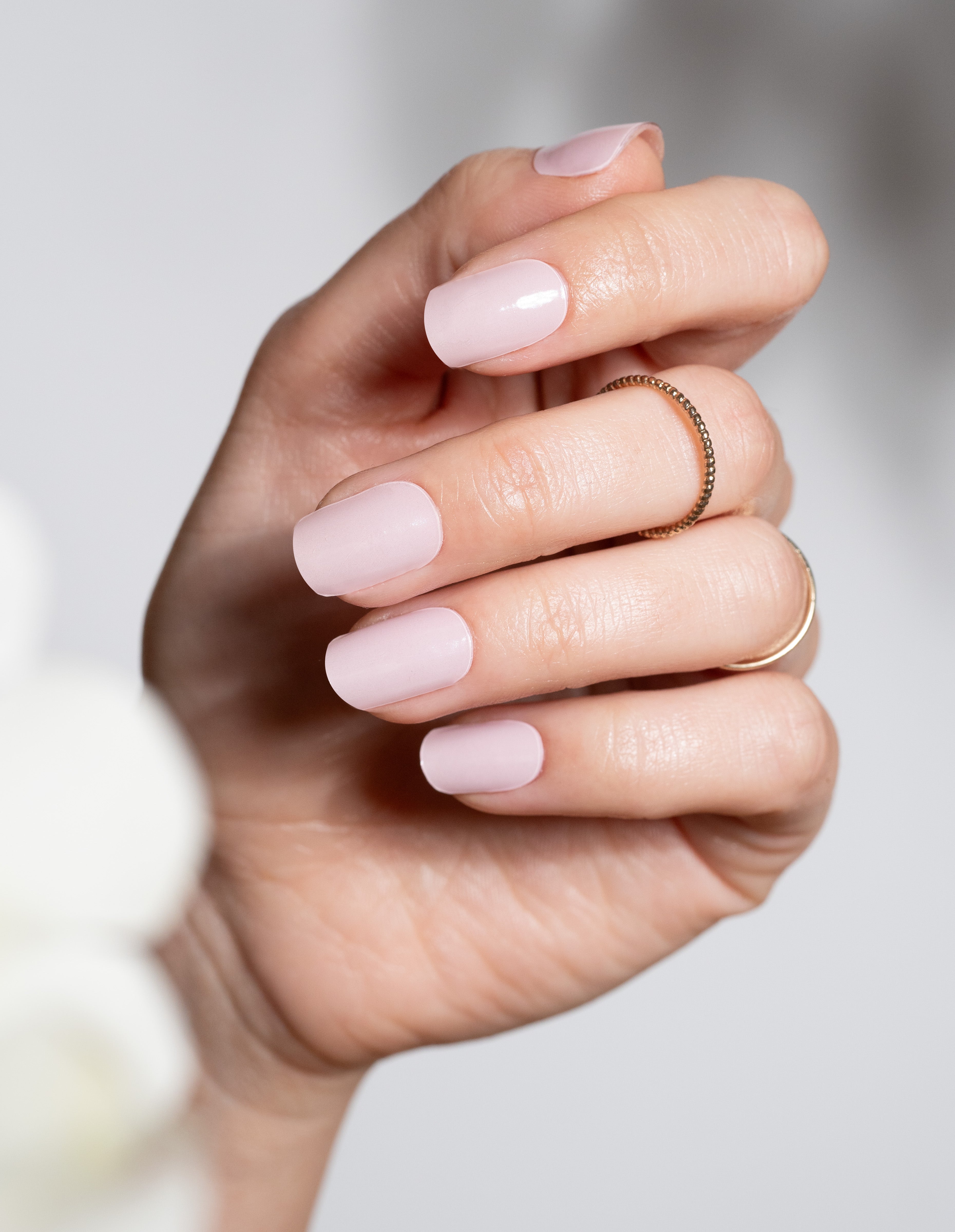 miss-sophie-s-glazed-blush-uv-uv-gel-nagelfolien-in-zartem-ros-mit-shimmer-glaze image 3