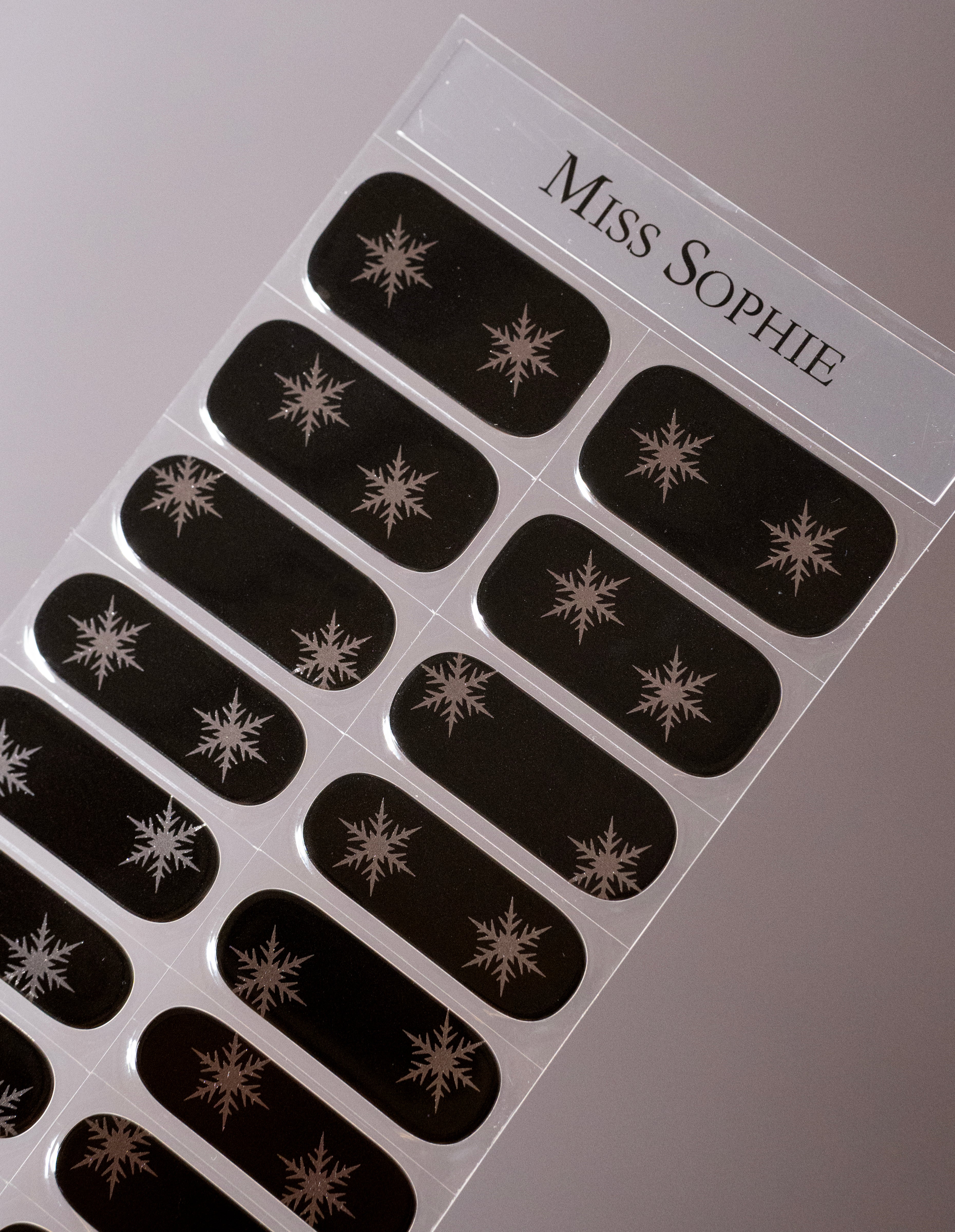 miss-sophie-s-ice-to-meet-you-uv-uv-gel-nagelfolien-in-schwarz-mit-silbernen-sch image 4