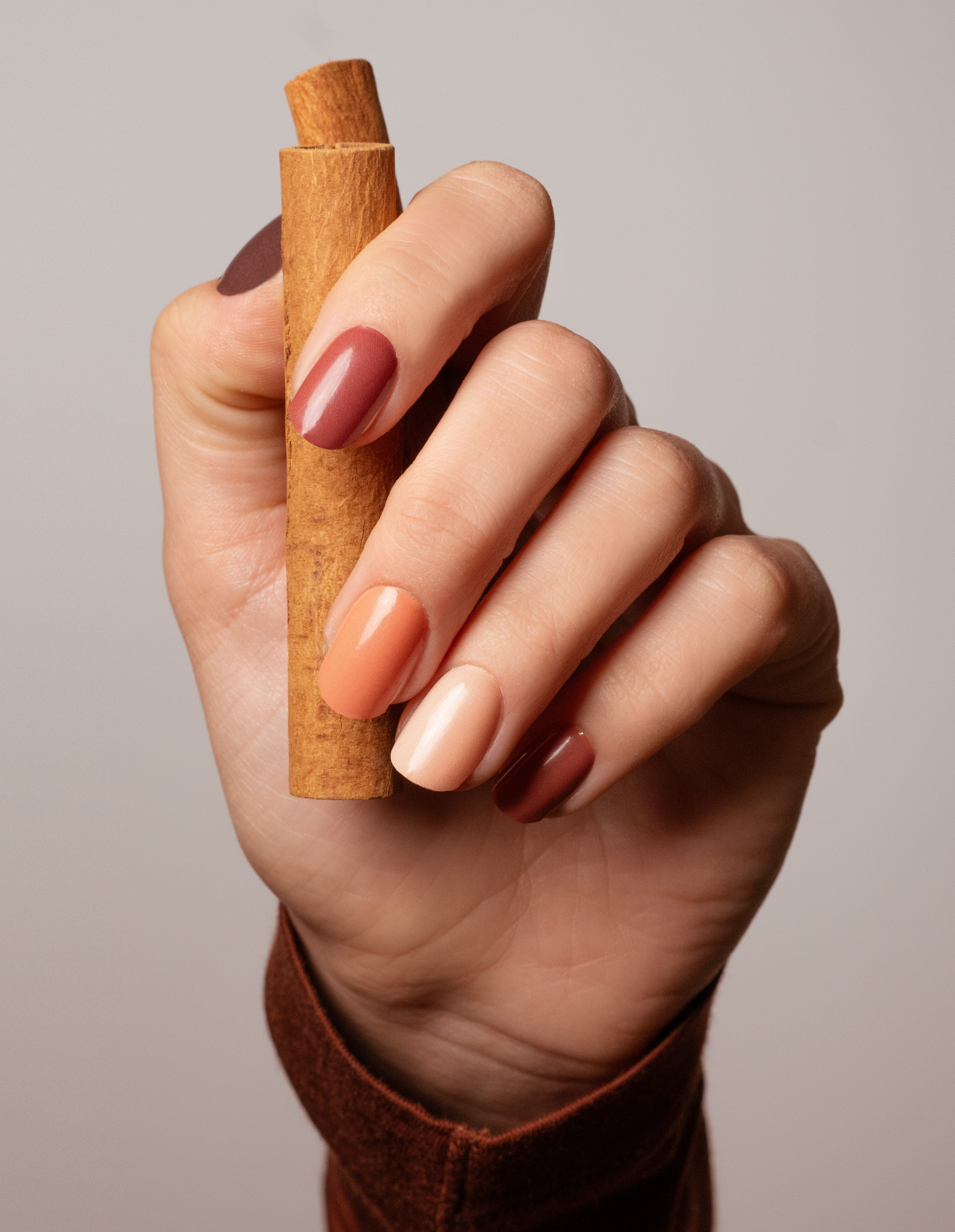 miss-sophie-s-cinnamon-twirl-uv-uv-gel-nagelfolien-im-herbstlichen-farbverlauf image 4