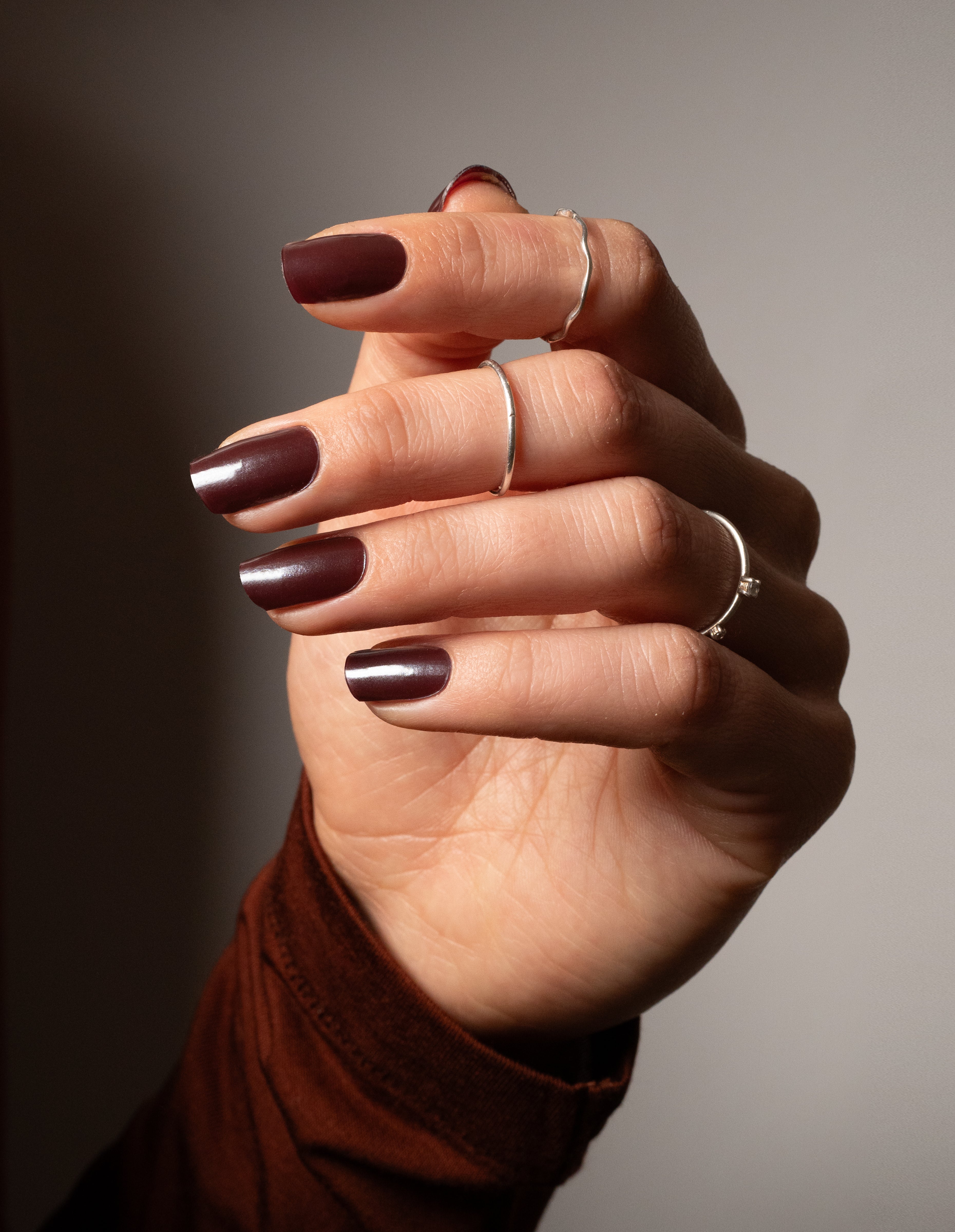 miss-sophie-s-dark-cherry-uv-nagelfolien-dunkelrot-mit-perlmutt-effekt-uv-gel-wr image 4