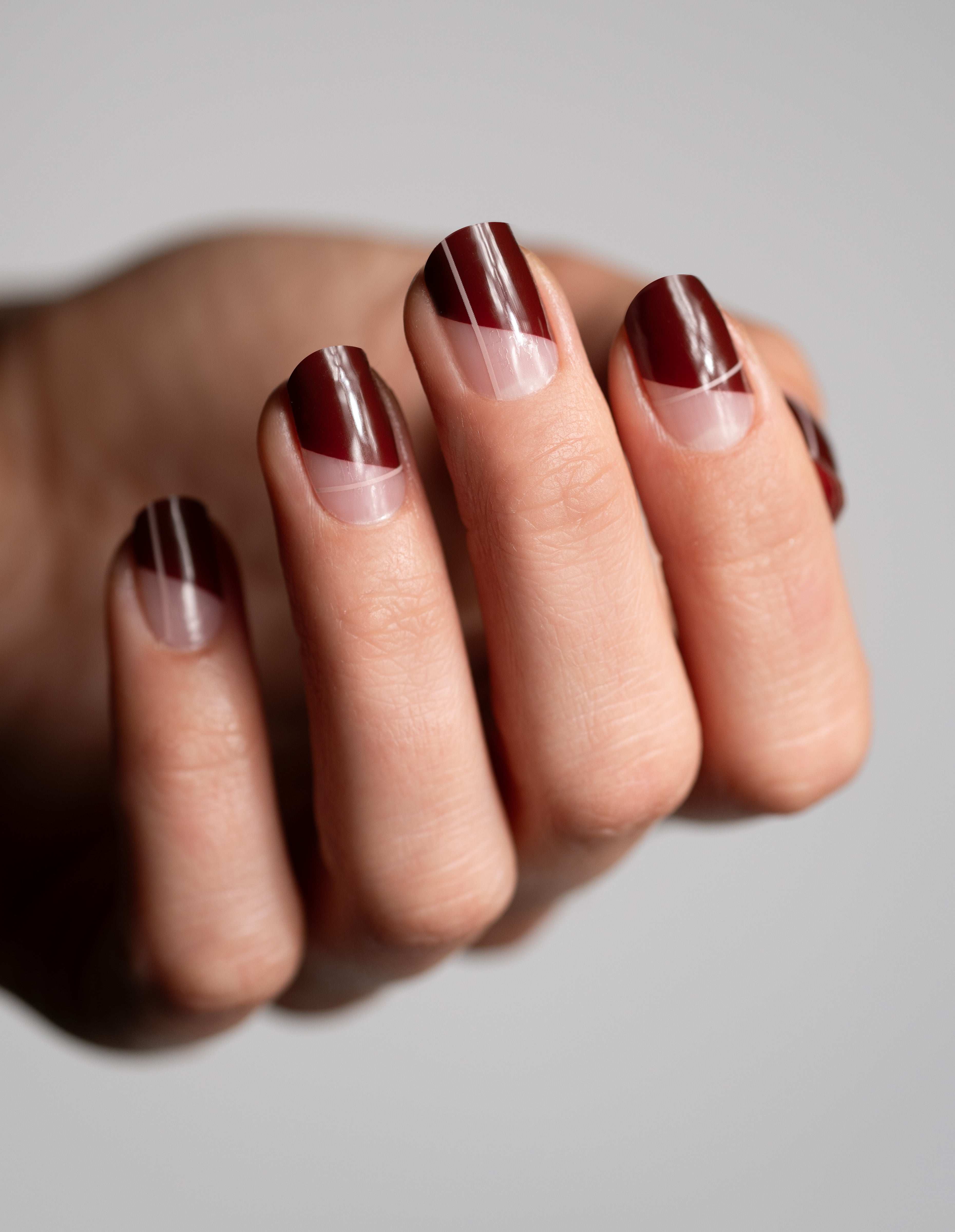 miss-sophie-s-mon-amour-uv-uv-gel-nagelfolien-transparente-basis-mit-roten-akzen image 4