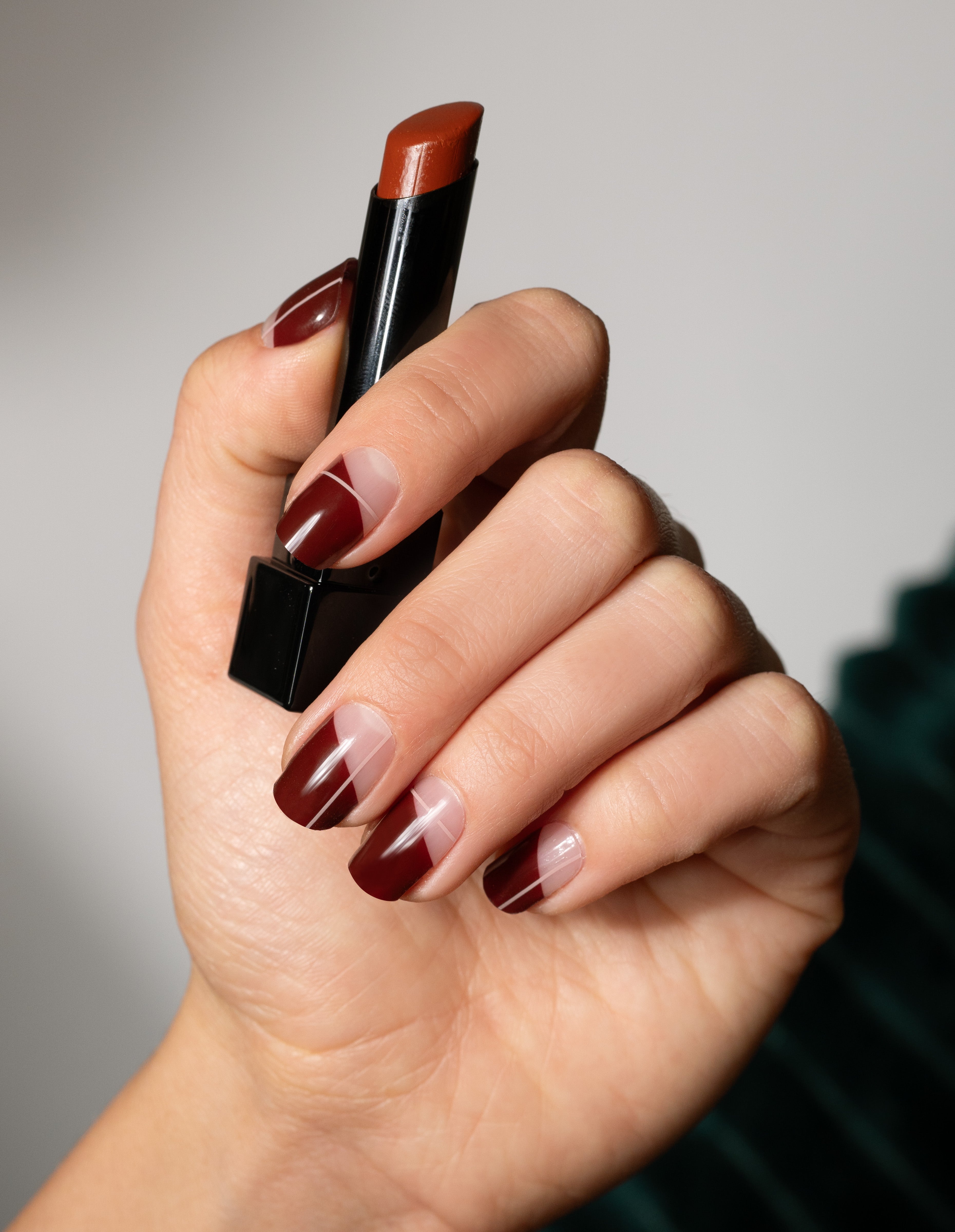 miss-sophie-s-mon-amour-uv-uv-gel-nagelfolien-transparente-basis-mit-roten-akzen image 3
