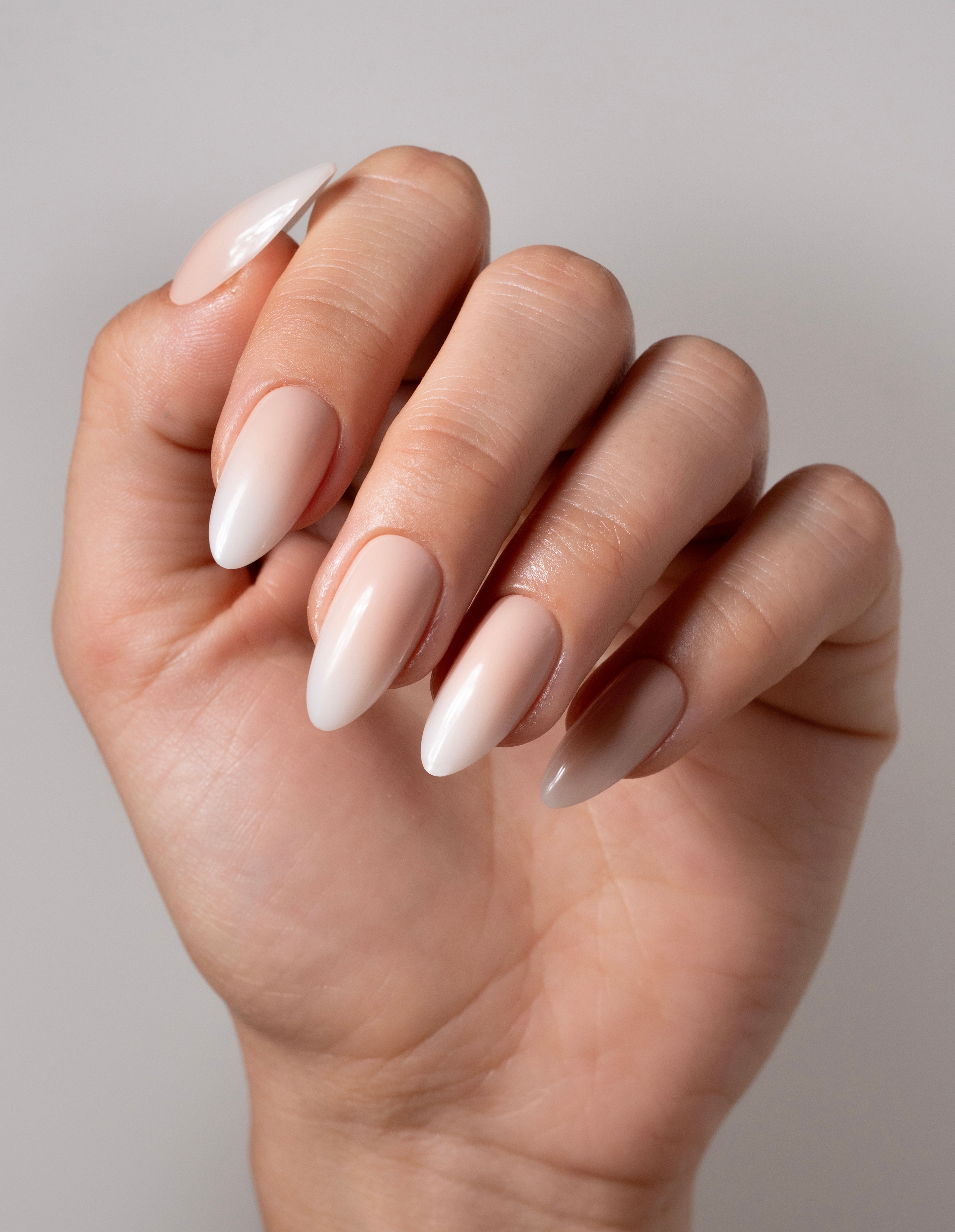 miss-sophie-s-nude-babyboomer-press-on-nails-medium-almond-form-nude-wei-farbver image 2