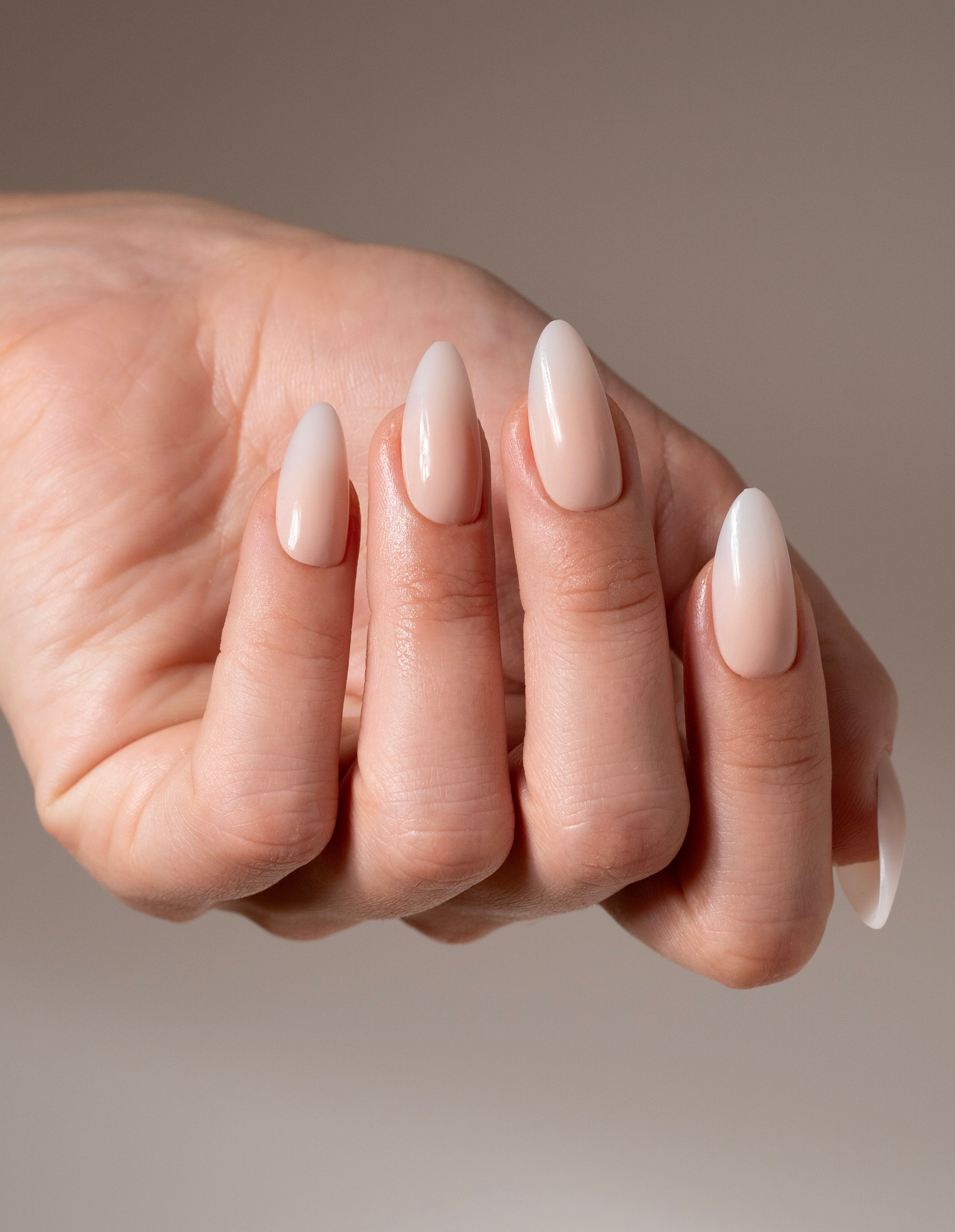 miss-sophie-s-nude-babyboomer-press-on-nails-medium-almond-form-nude-wei-farbver image 3