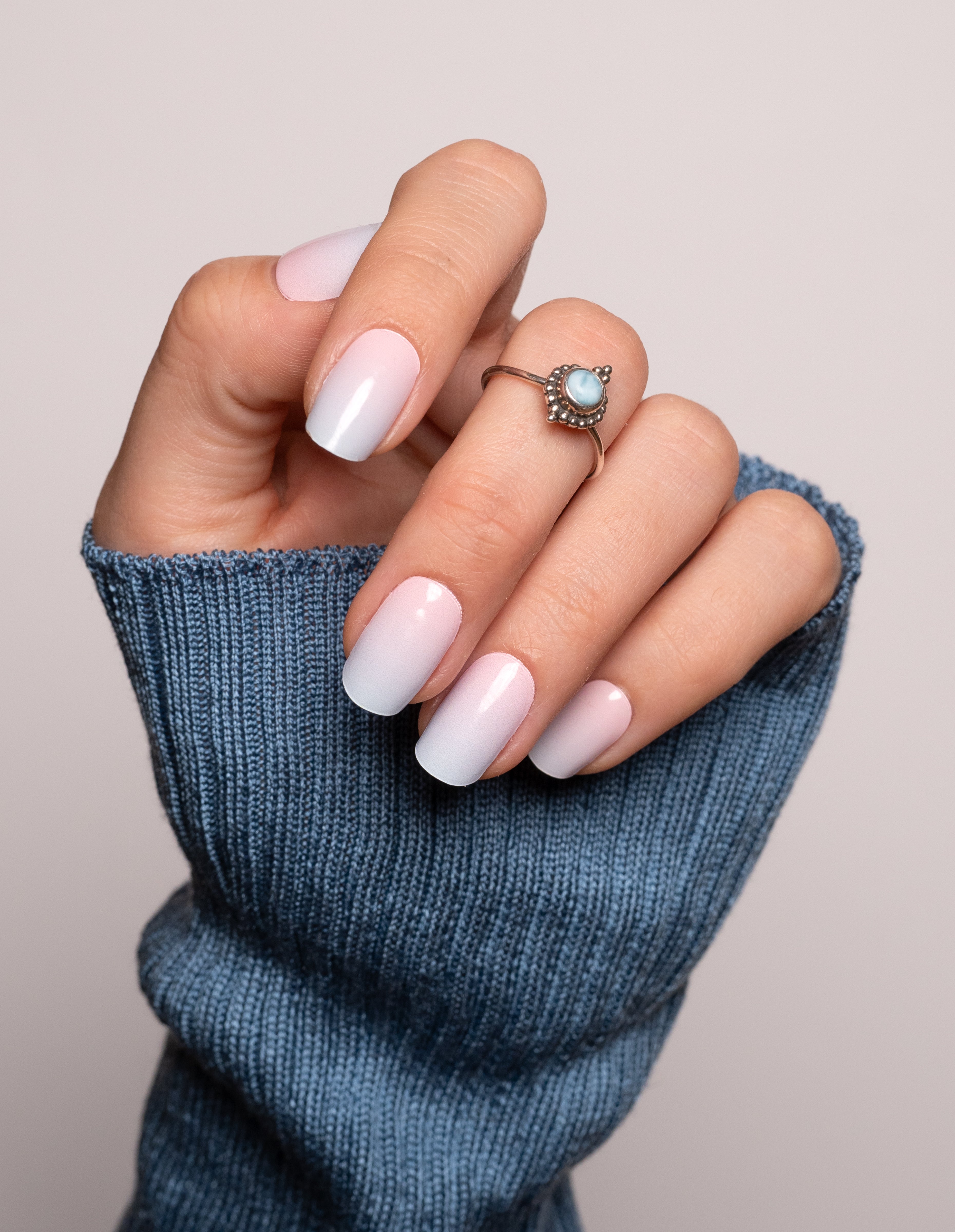 miss-sophie-s-melt-for-you-nagelfolien-zarter-ombr-verlauf-in-blau-und-rosa image 2