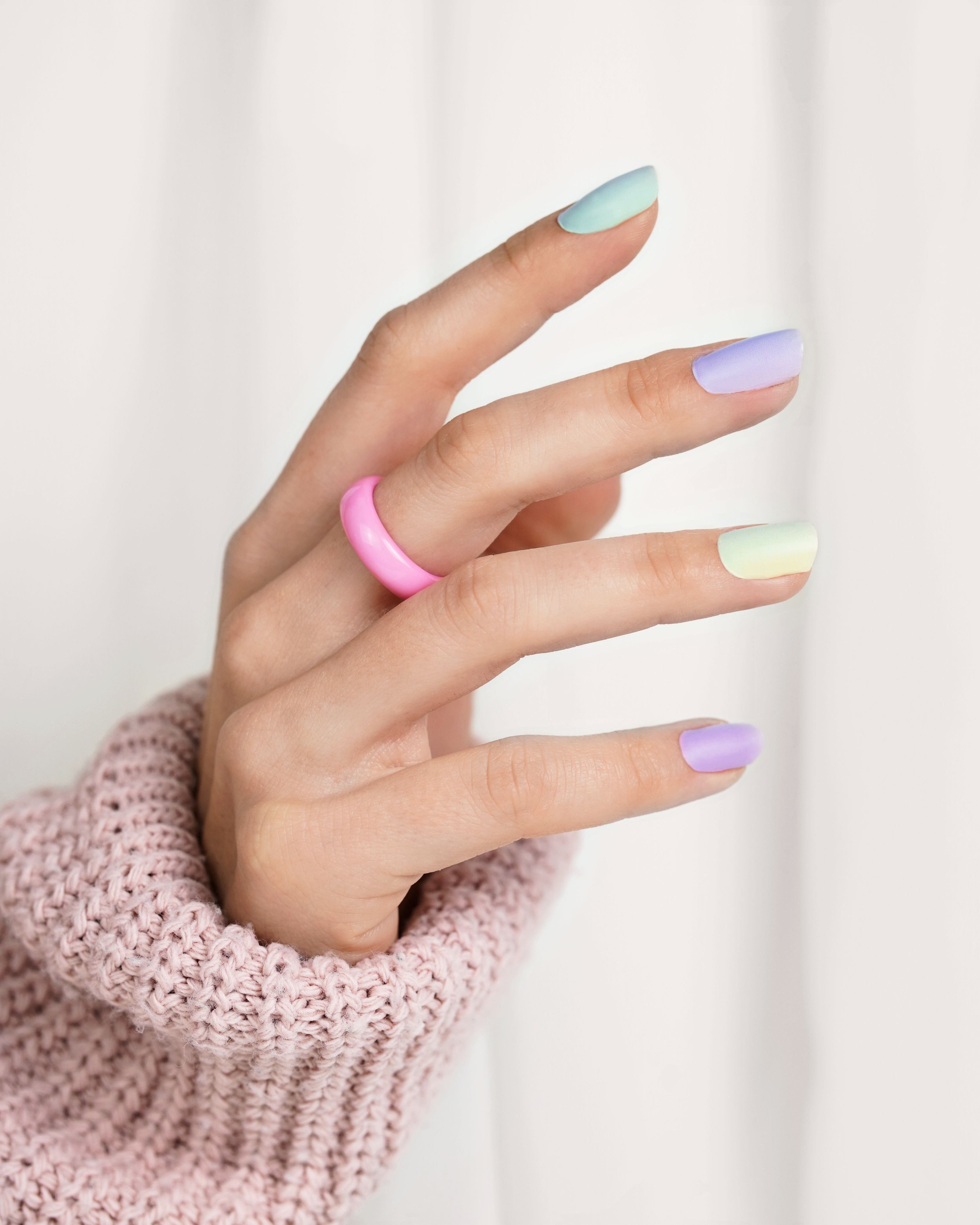 miss-sophie-s-over-the-rainbow-nagelfolien-mit-pastell-regenbogen-verlauf image 2