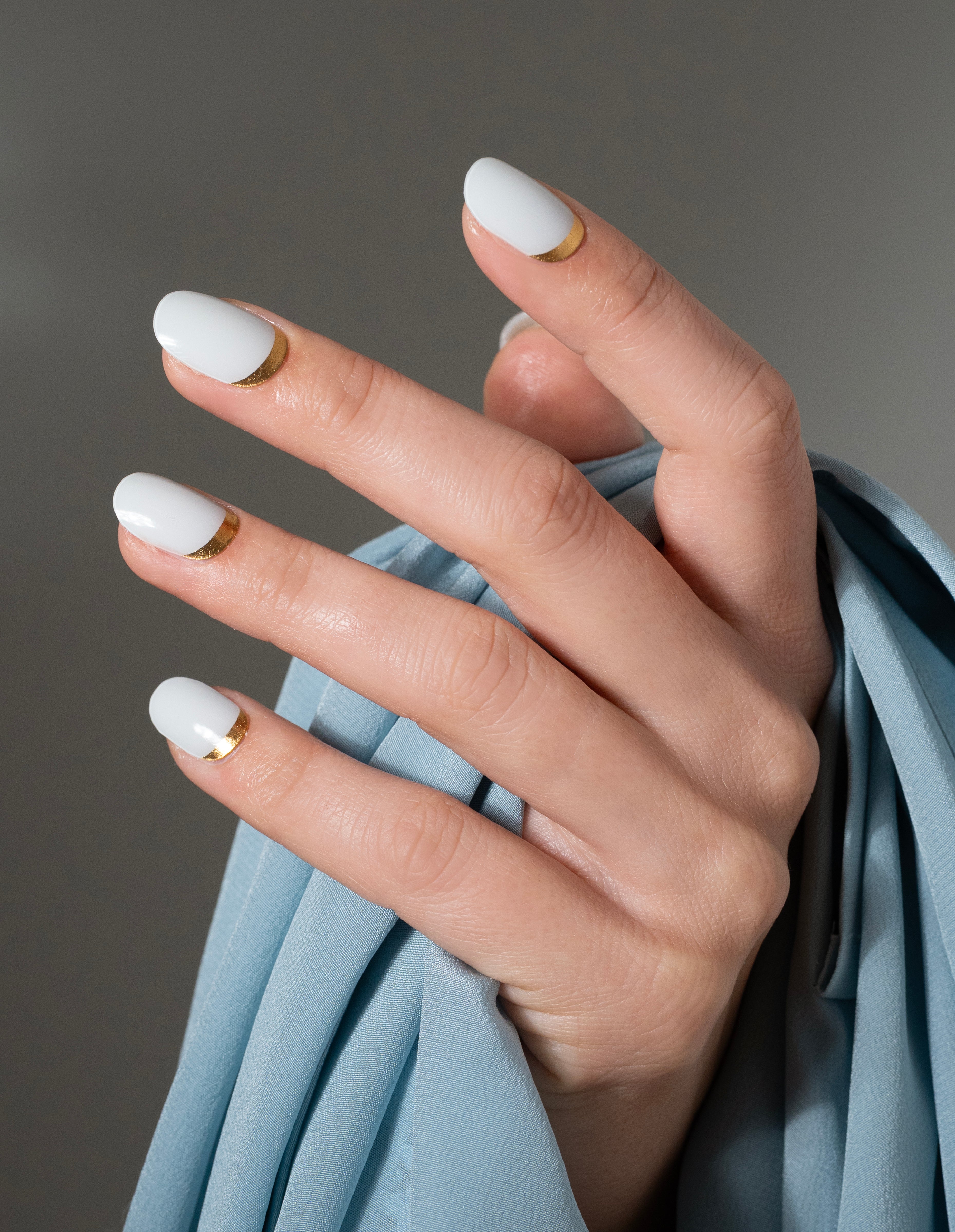 miss-sophie-s-blue-moon-nagelfolien-in-himmelblau-mit-goldenen-metallic-akzenten image 2