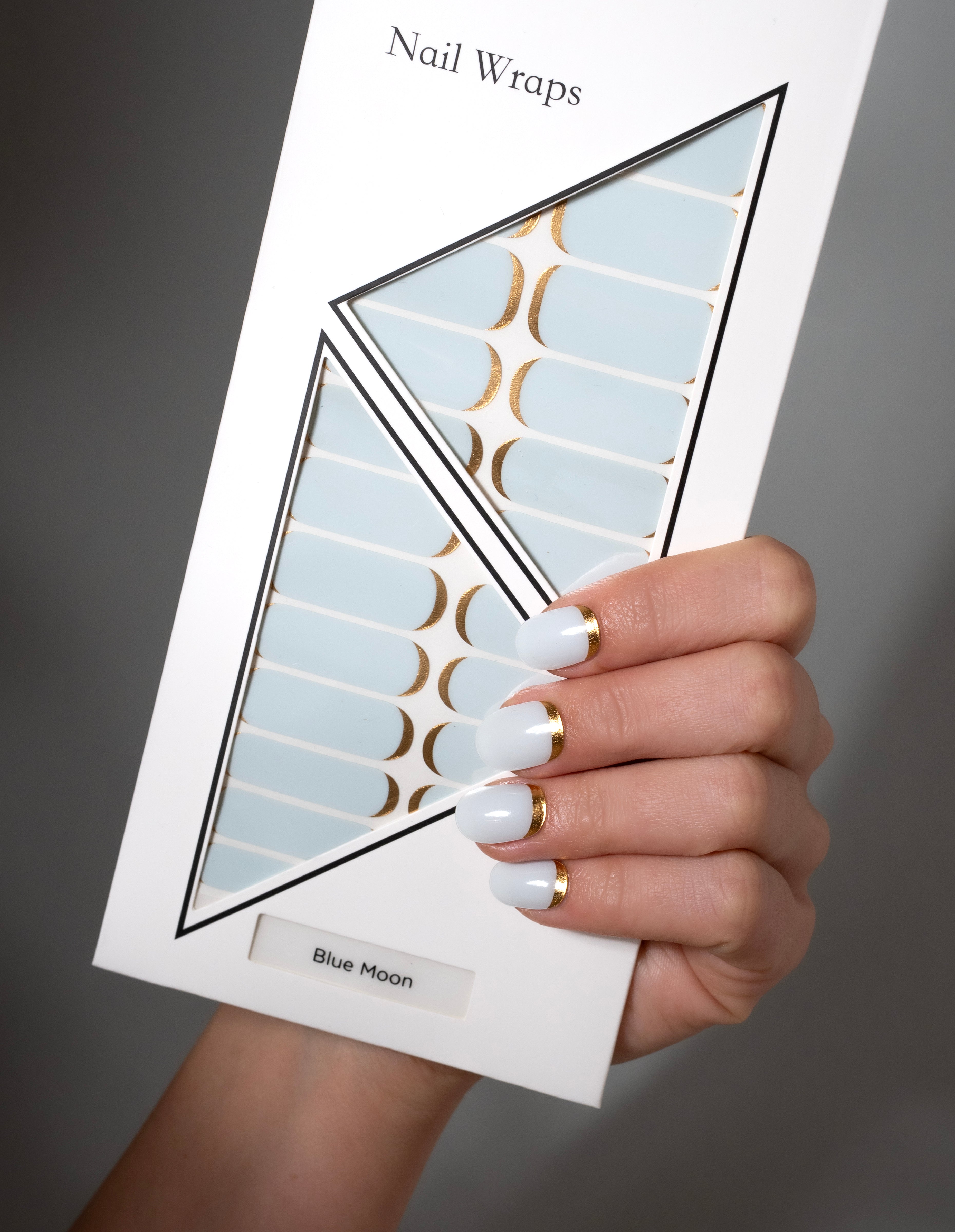 miss-sophie-s-blue-moon-nagelfolien-in-himmelblau-mit-goldenen-metallic-akzenten image 4