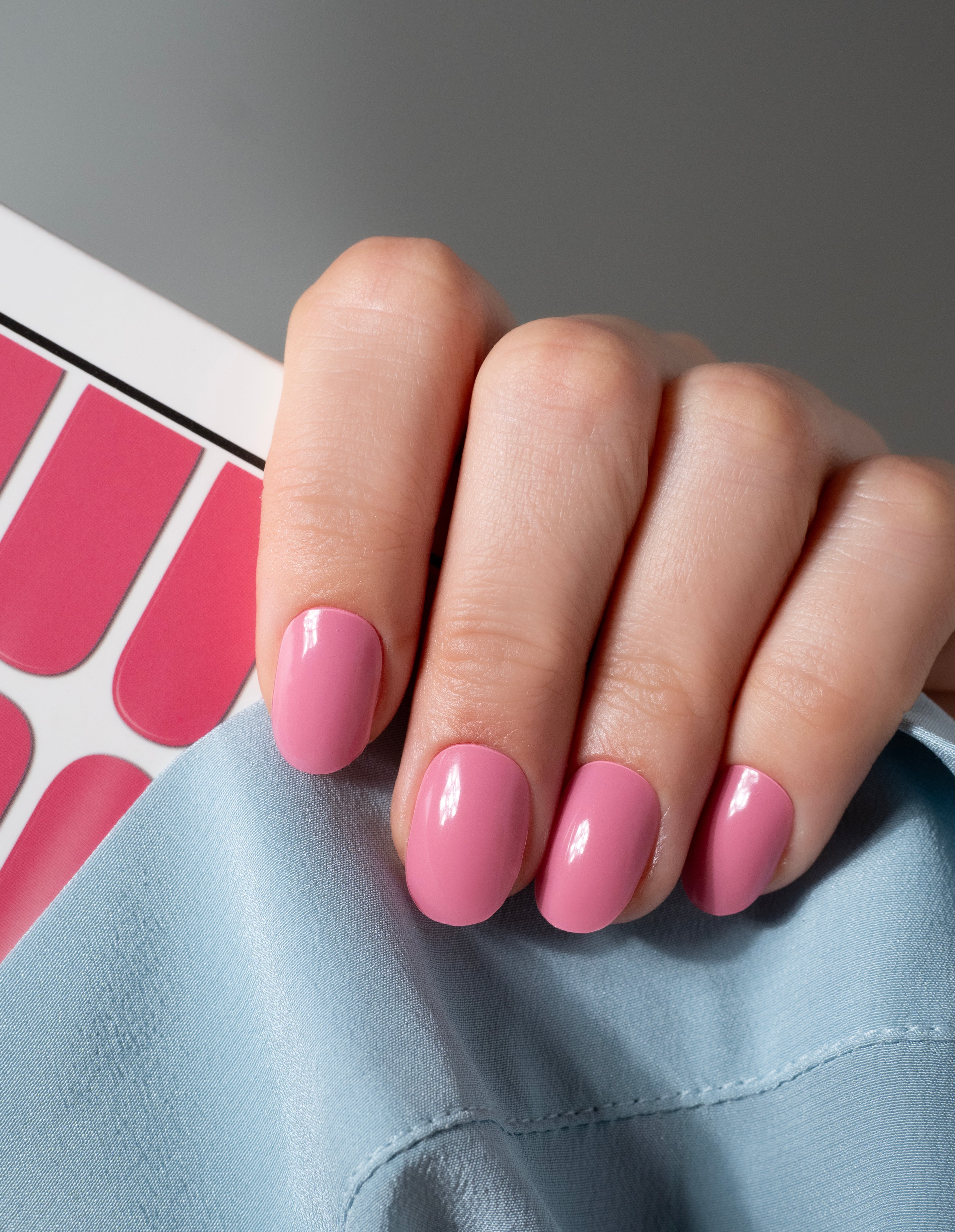 miss-sophie-s-first-kiss-uv-nagelfolien-zartes-ros-solid-uv-gel-wraps image 4
