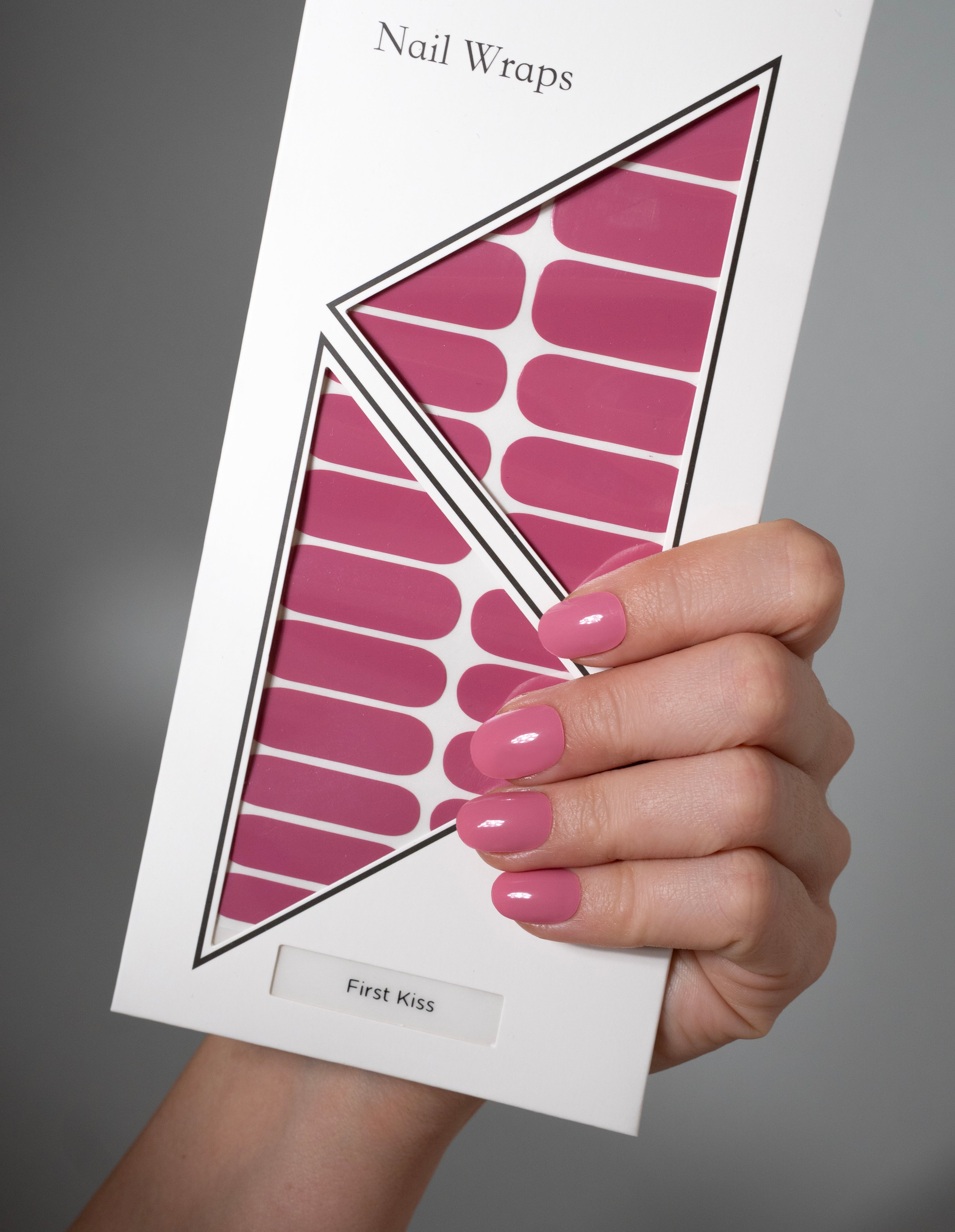 miss-sophie-s-first-kiss-nagelfolien-uni-pink-rosenholz-standard-nagelwraps image 4