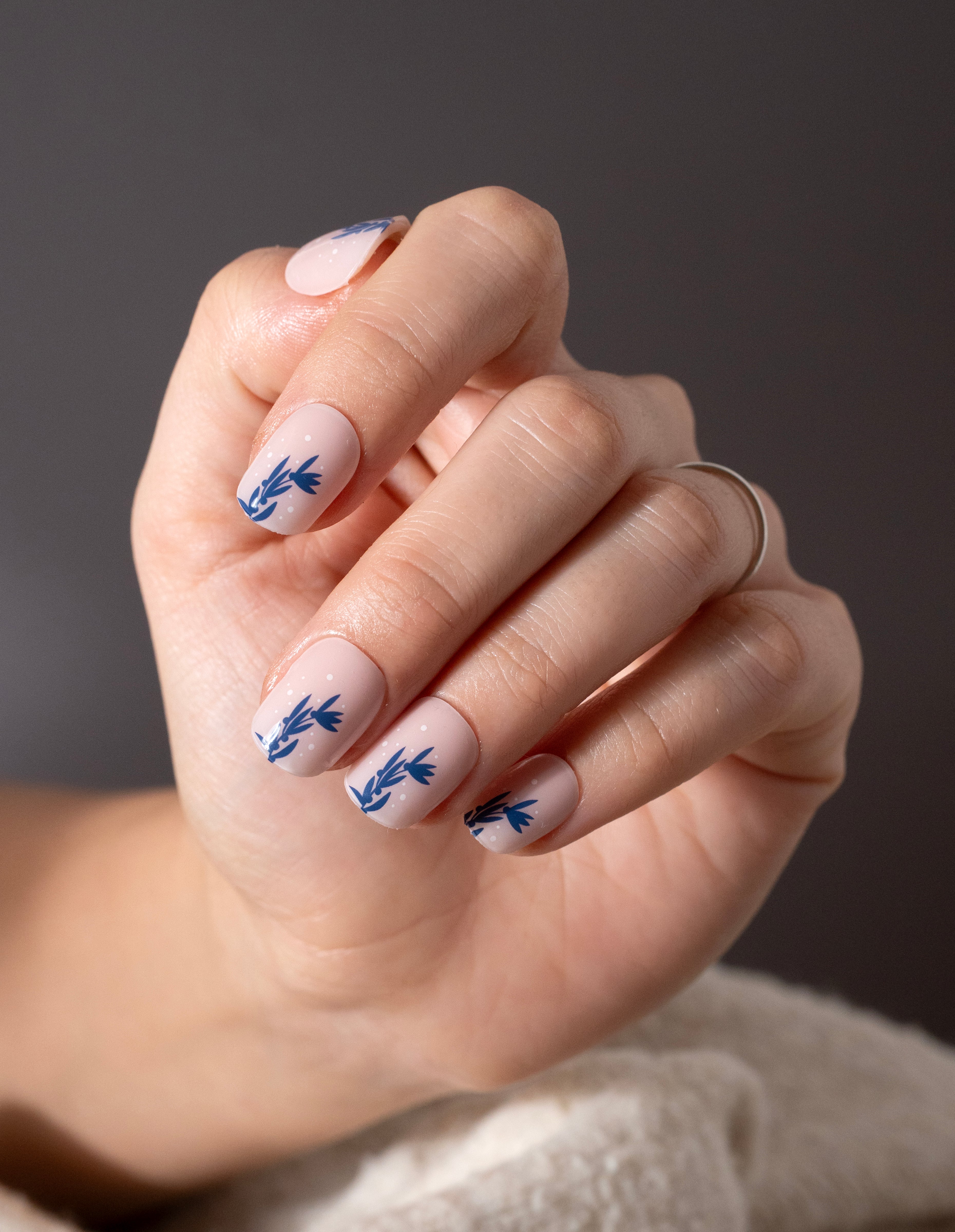 miss-sophie-s-snowflower-transparente-nagelfolien-nagel-wraps-mit-blauen-bl-ten- image 2
