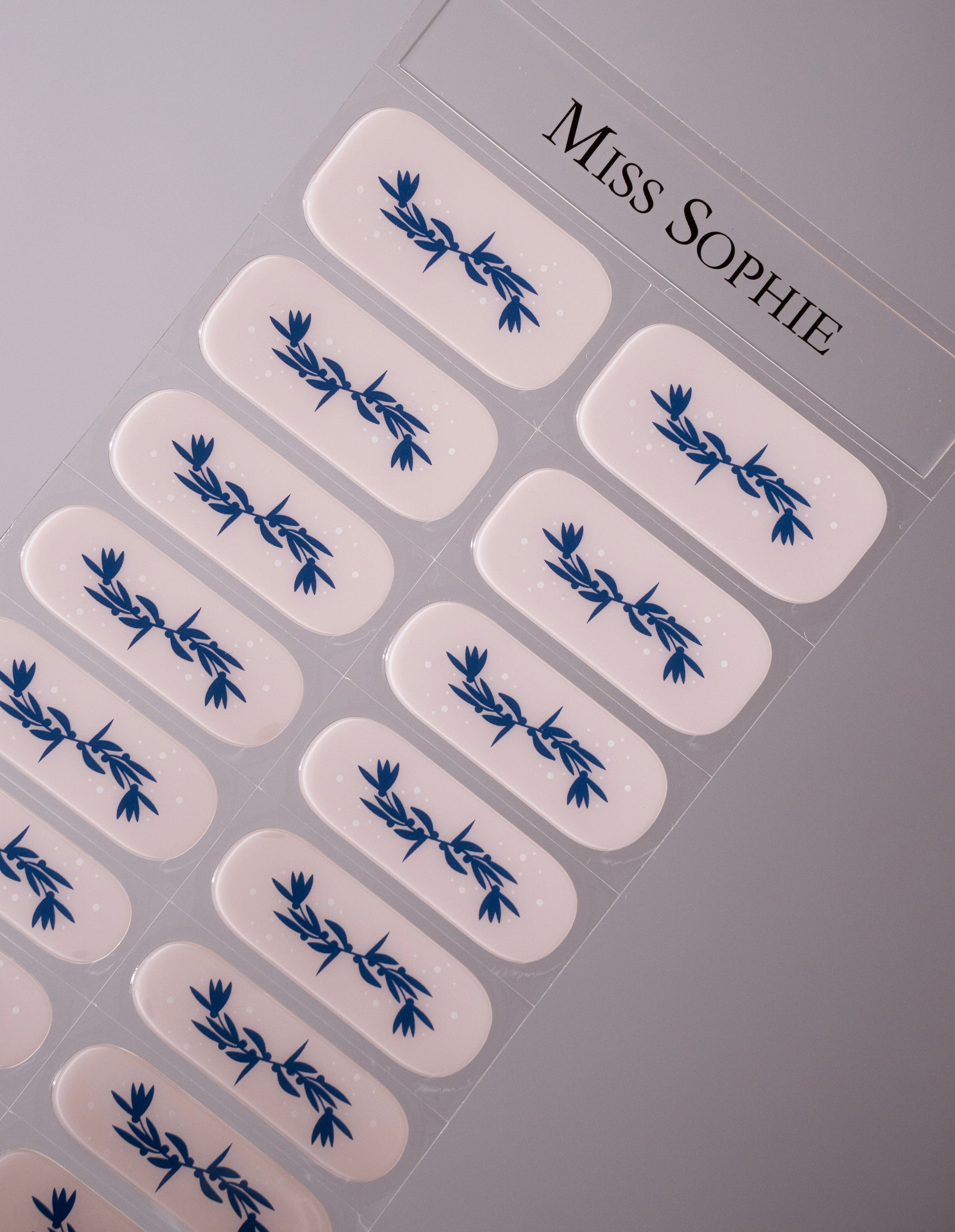 miss-sophie-s-snowflower-uv-nagelsticks-blaue-winterbl-ten-auf-blush-basis-black image 4