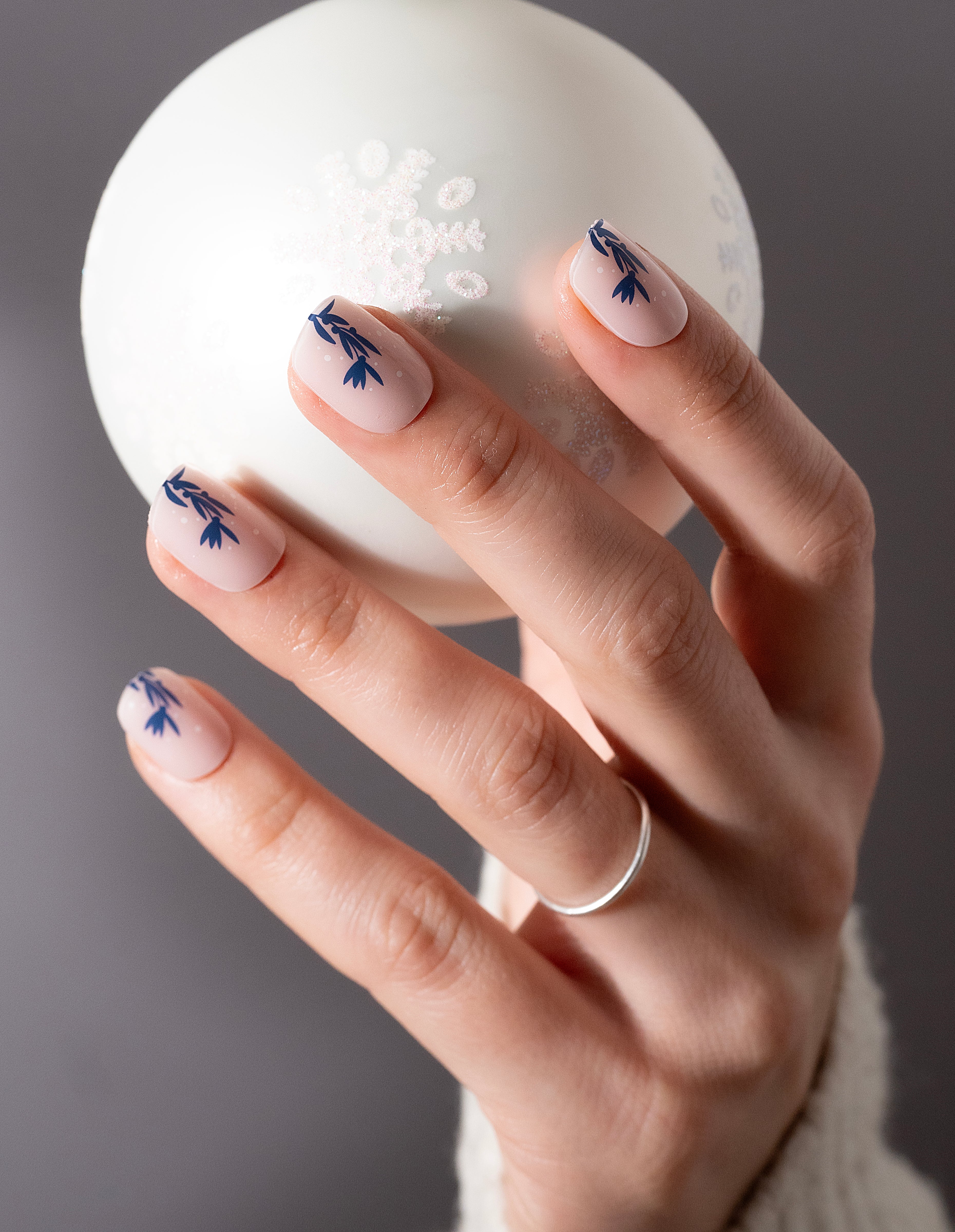 miss-sophie-s-snowflower-uv-nagelsticks-blaue-winterbl-ten-auf-blush-basis-black image 3
