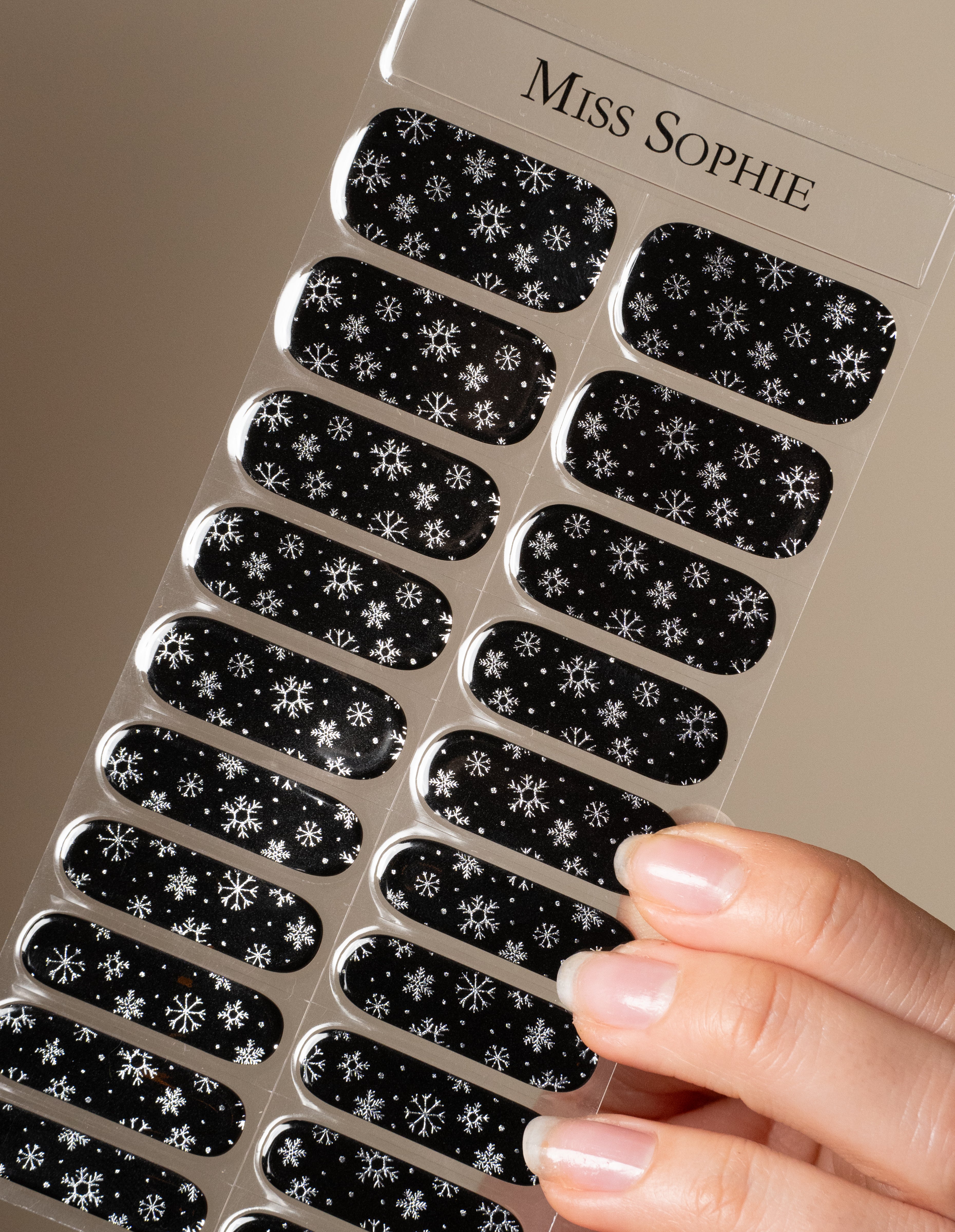 miss-sophie-s-snowstorm-uv-uv-gel-nagelfolien-schwarz-mit-silbernen-schneeflocke image 3