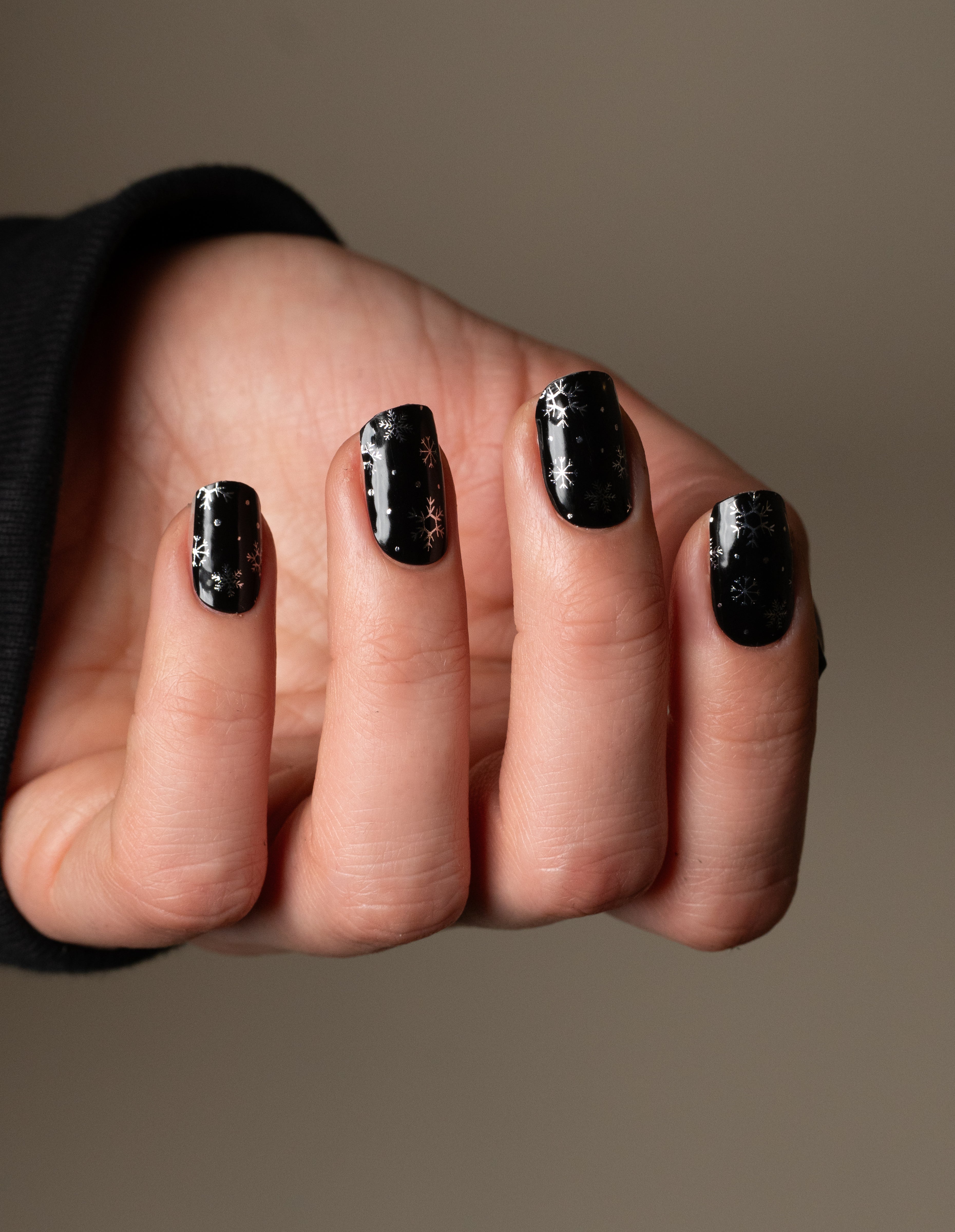 miss-sophie-s-snowstorm-uv-uv-gel-nagelfolien-schwarz-mit-silbernen-schneeflocke image 2