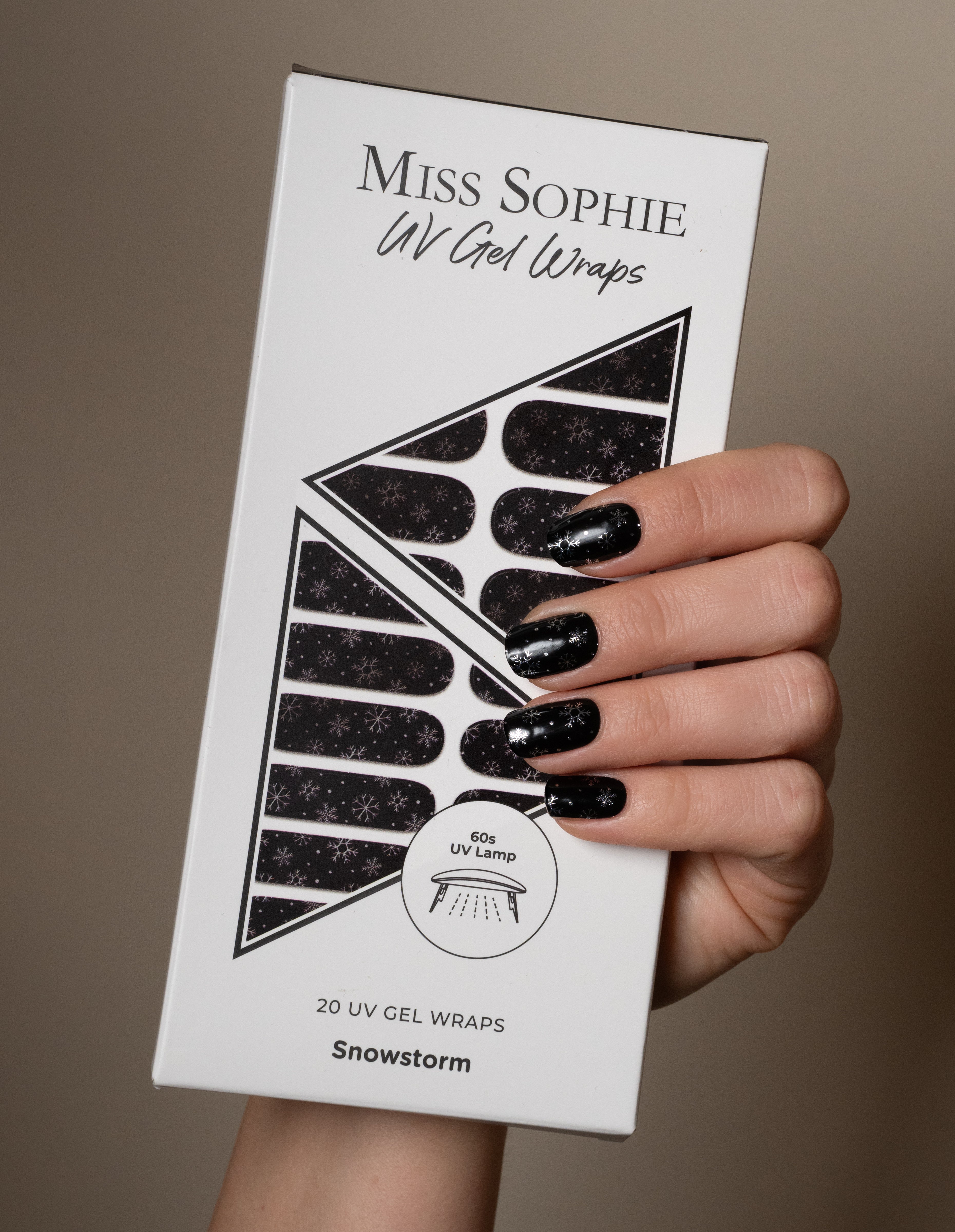 miss-sophie-s-snowstorm-uv-uv-gel-nagelfolien-schwarz-mit-silbernen-schneeflocke image 4